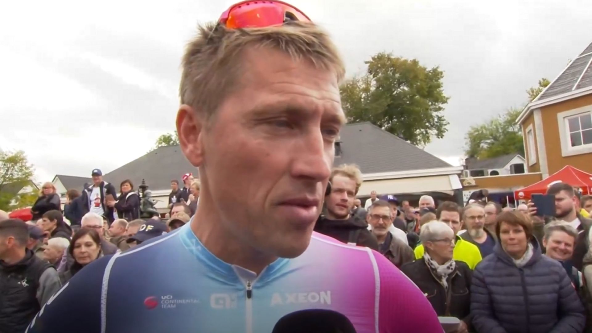 Axel Merckx rend hommage à Philippe Gilbert.