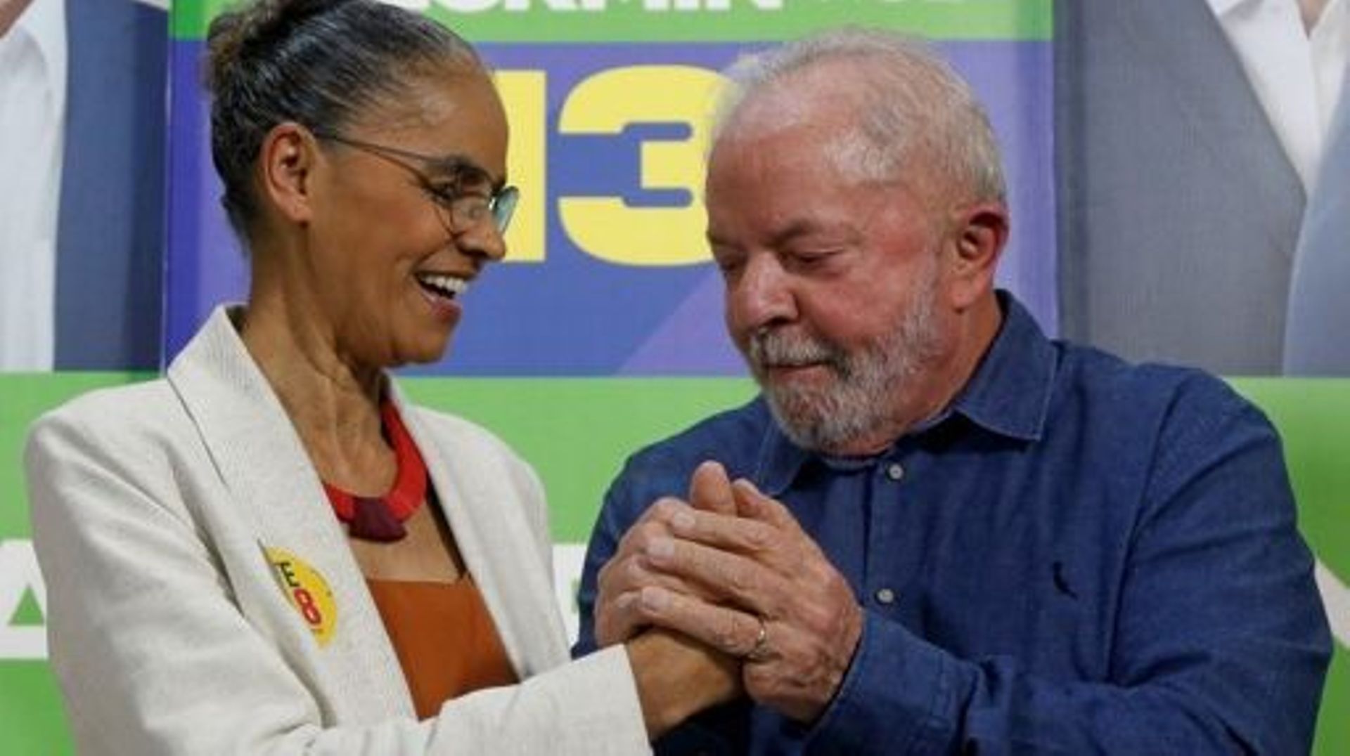 Luiz Inacio Lula da Silva (D) serre la main de  Marina Silva (G) lors d'une conférence de presse à Sao Paulo, Brésil
