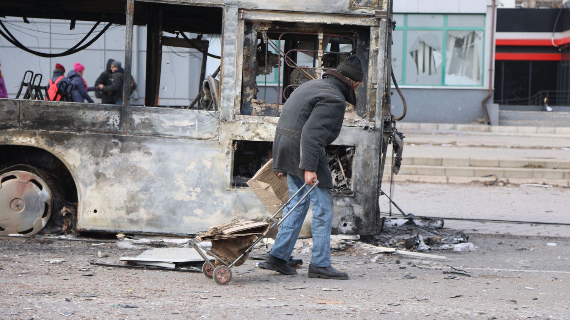 Une vue des bâtiments et des véhicules endommagés après un bombardement dans la ville ukrainienne de Mariupol sous le contrôle de l’armée russe et des séparatistes pro-russes, le 29 mars 2022.