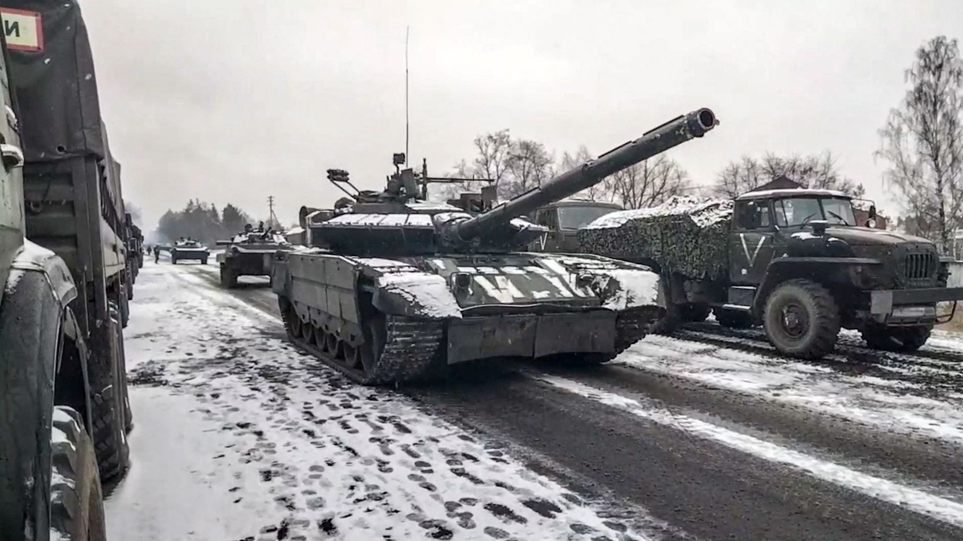 Image tirée d'une séquence publiée par le ministère russe de la Défense le 7 mars 2022 montre une prétendue avancée d'une unité de chars russes dans la région de Kiev. 