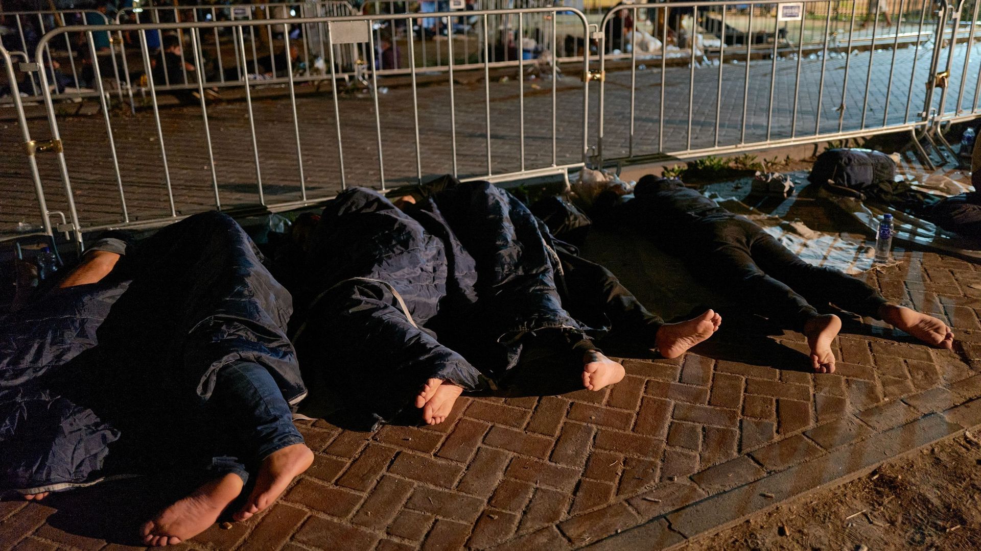 Des réfugiés dorment devant le centre d’accueil ter Appel aux Pays-Bas, le 24 août 2022.
