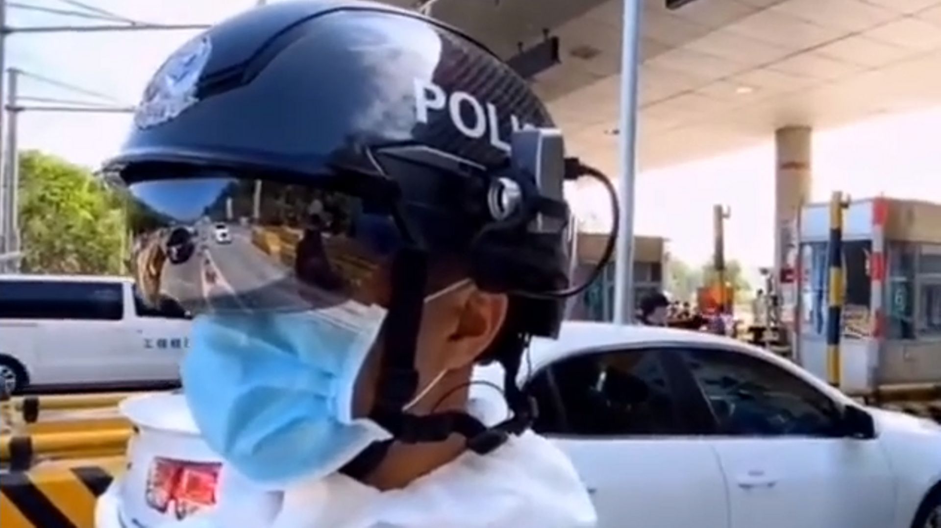 Des policiers chinois sont équipés de lunettes qui permettent d’analyser la température corporelle des passants.