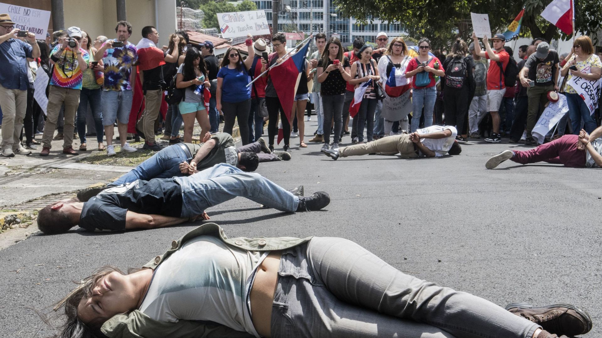 Des étudiants manifestent devant l'ambassade du Chili à San José, au Costa Rica, le 24 octobre 2019, en soutien aux protestations actuelles contre le gouvernement du Chili. 