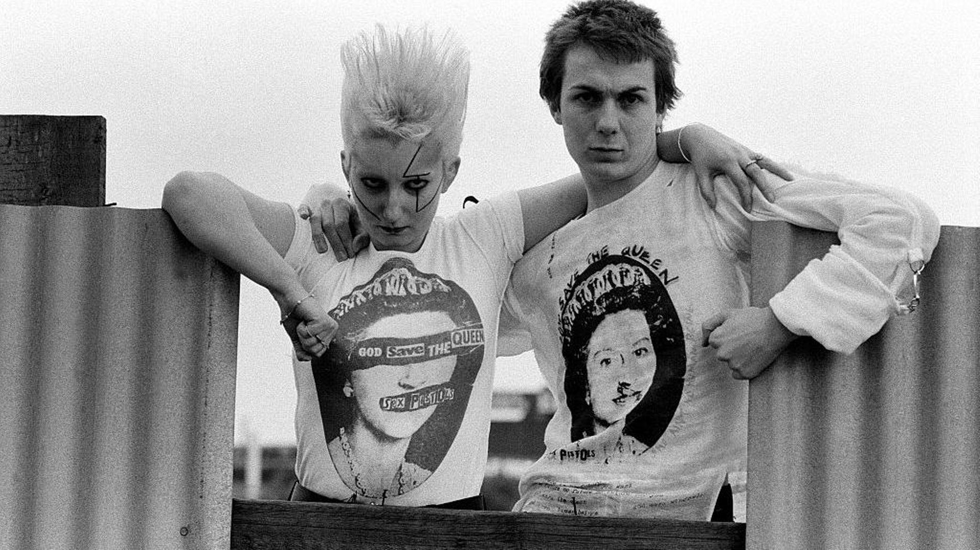 "Punk Fashions". Vêtements de la boutique Seditionaries sur King’s Road, Londres, 18 mai 1977. Pamela Rooke (1955 - 2022), alias Jordan, et Simon Barker, alias Six, portent des t-shirts Sex Pistols "God Save The Queen". Seditionaries, anciennement connu s