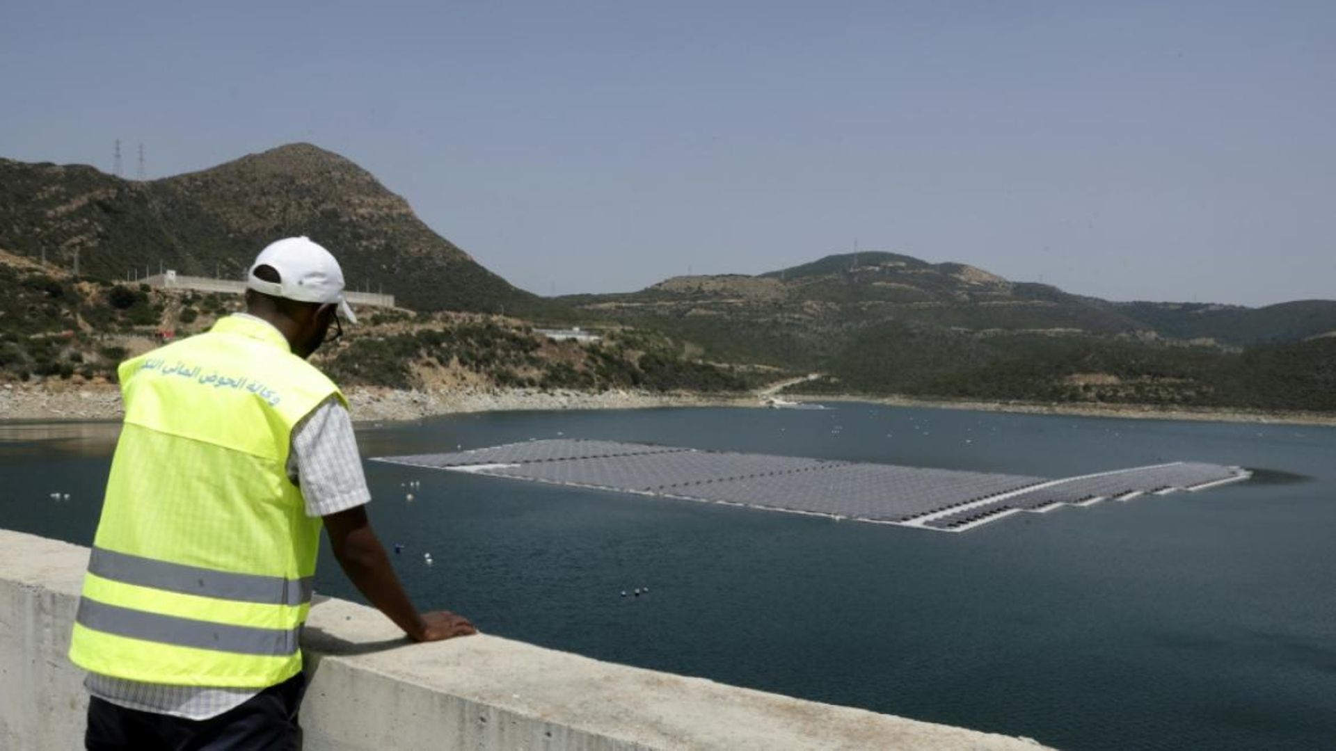 Au Maroc, des panneaux solaires flottants pour lutter contre la sécheresse
