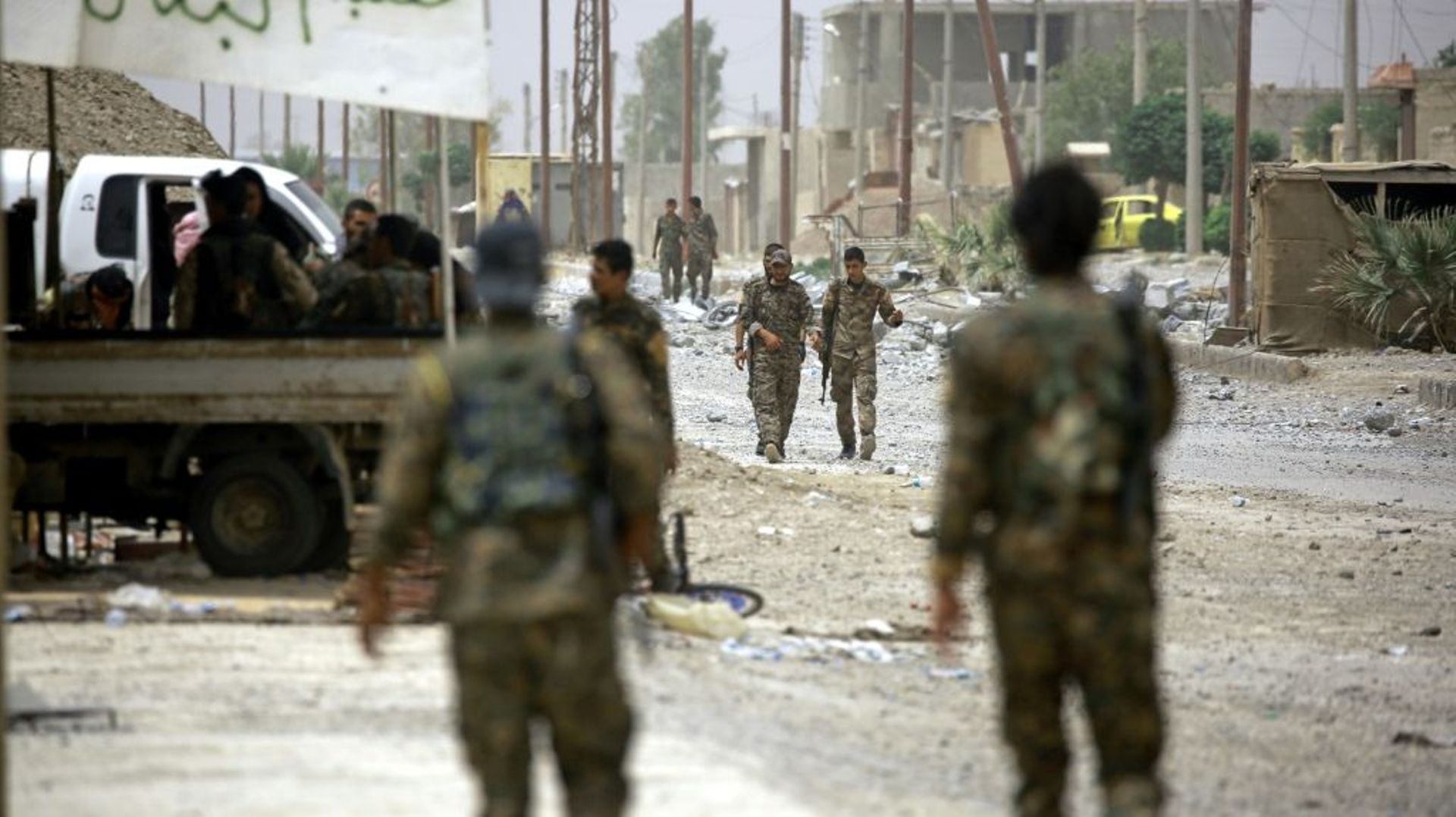 Des combattants des Forces démocratiques syriennes dans un quartier de l'Est de Raqa, lors d'une offensive contre le groupe Etat islamique, le 14 juin 2017