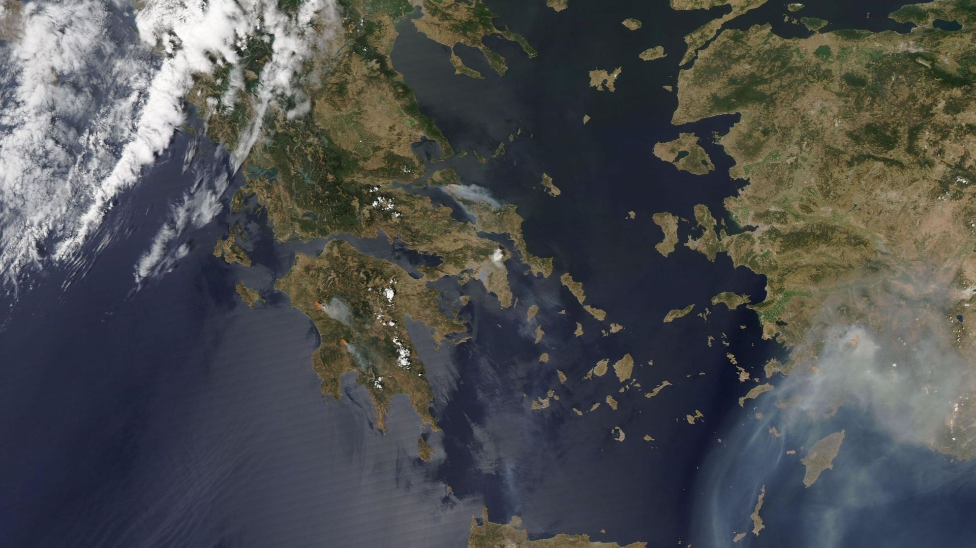 La Grèce et la Turquie vues du ciel : en rouge, les incendies.