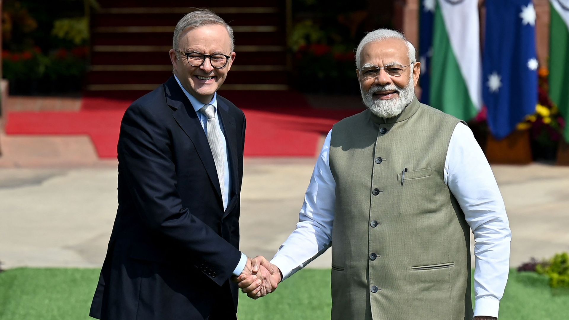 Le Premier ministre indien Narendra Modi serre la main du Premier ministre australien Anthony Albanese avant une réunion à Hyderabad House, à New Delhi, le 10 mars 2023.