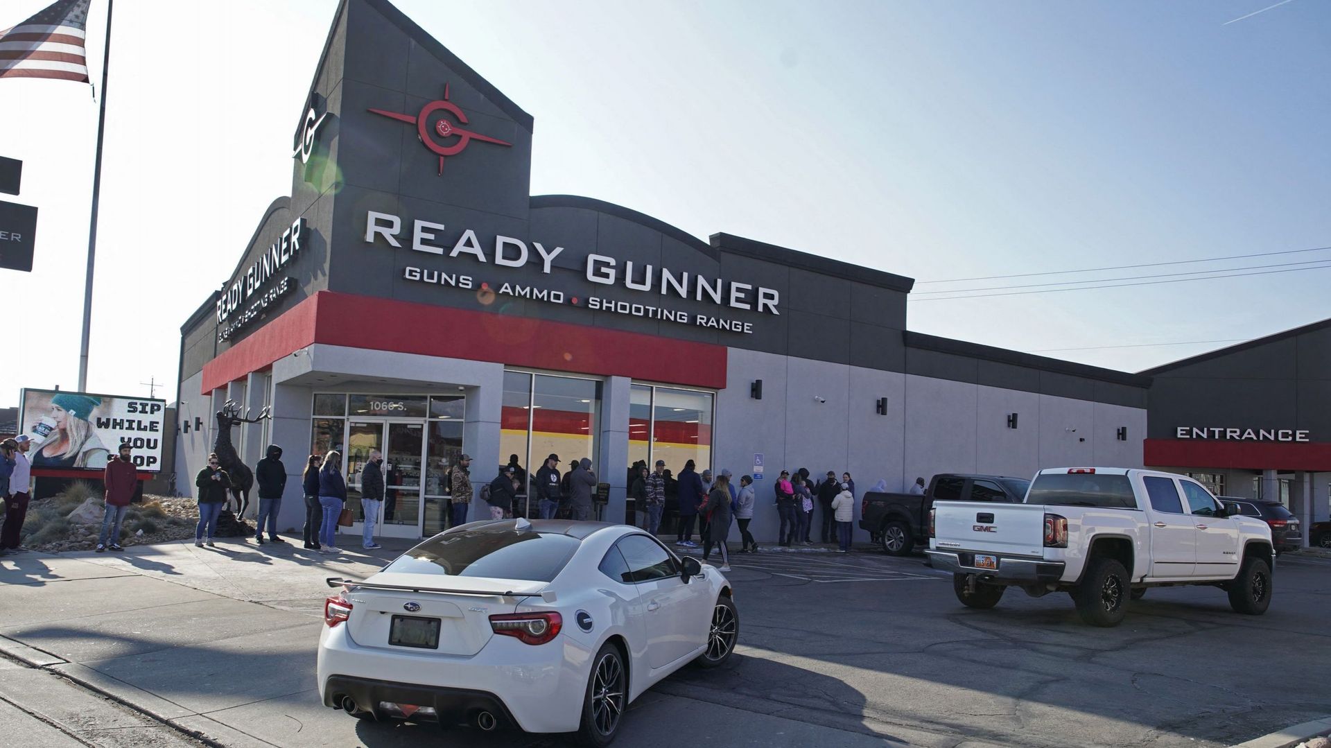 Les gens font la queue pour acheter des armes et des munitions au magasin d'armes Ready Gunner le 10 janvier 2021 à Orem, dans l'Utah. Les ventes de munitions et d'armes à feu ont grimpé en flèche dans l'Utah dans les jours qui ont suivi la prise d'assaut