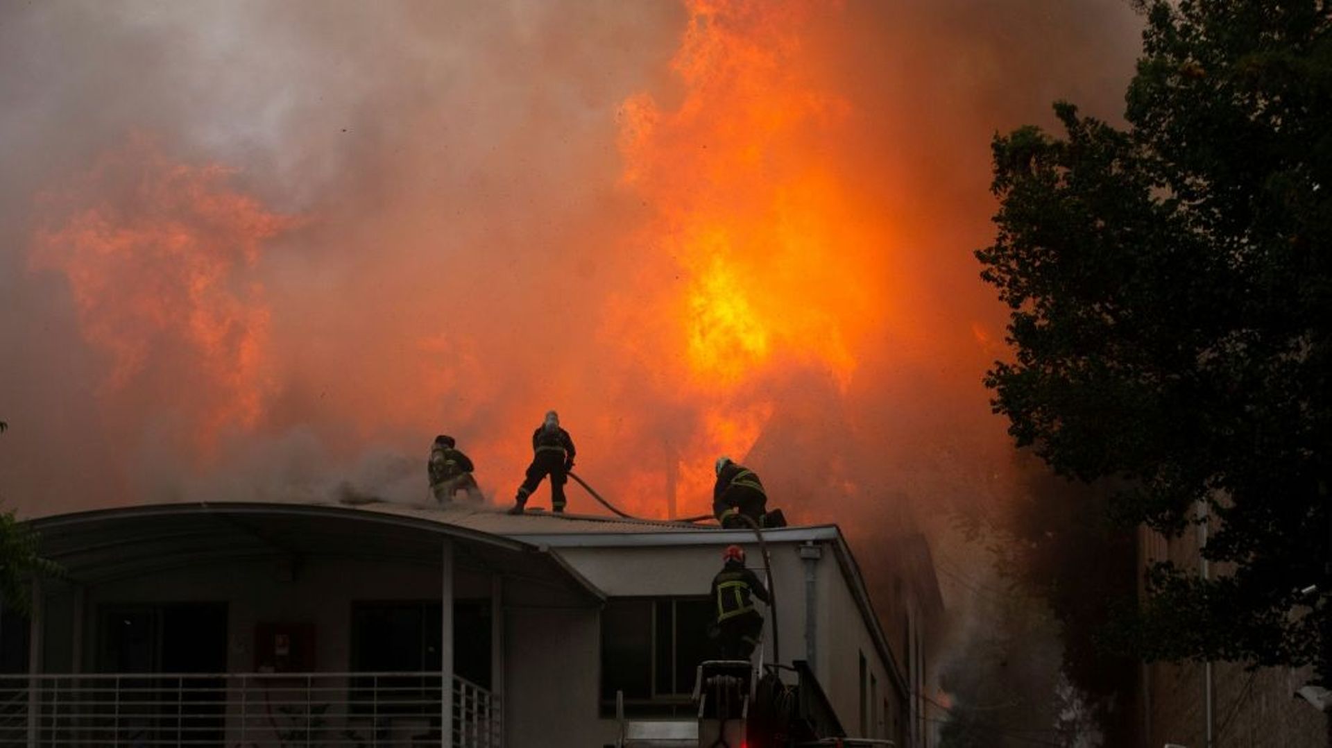 Des pompiers tentent d'éteindre l'incendie de l'université Pedro de Valdivia, le 8 novembre 2019 à Santiago