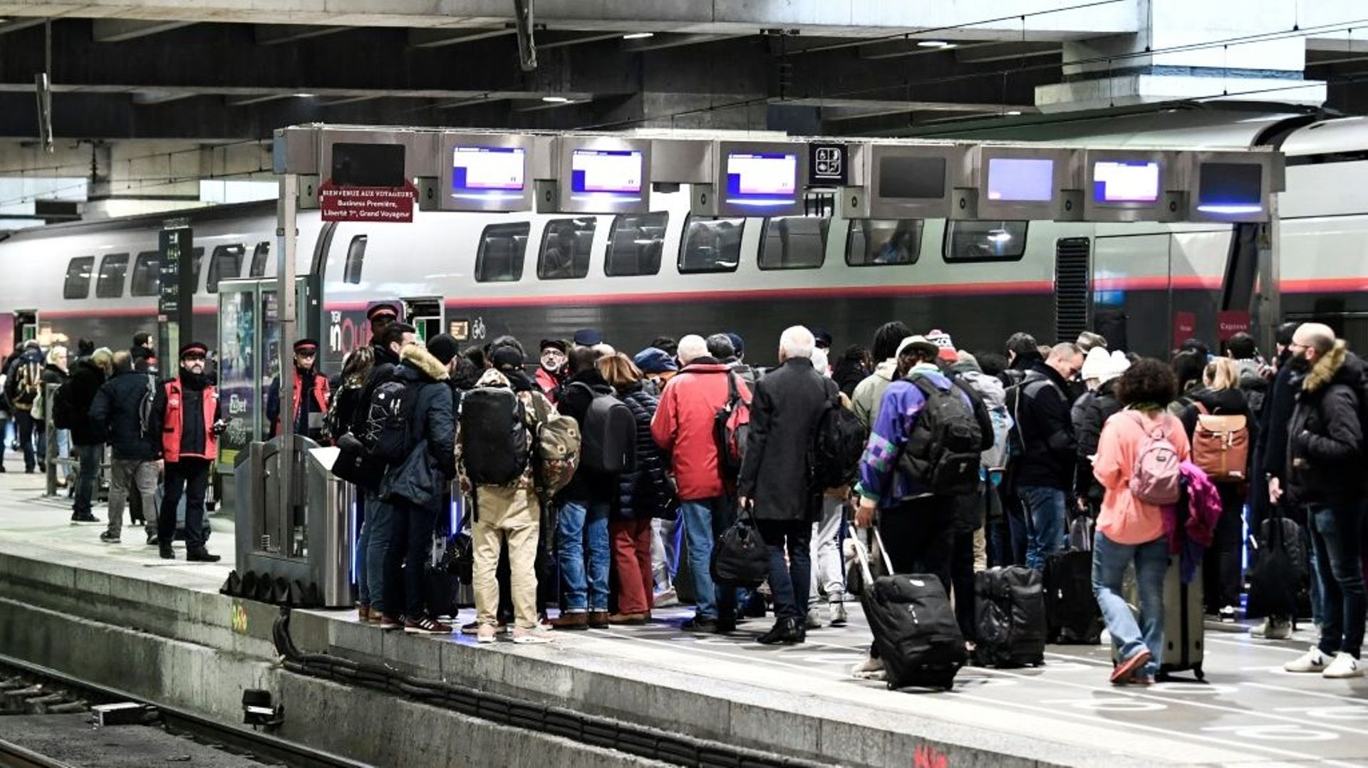 Des voyageurs attendent un train sur un quai de la gare Montparnasse lors d’une grève des contrôleurs de la SNCF, le 2 décembre 2022 à Paris