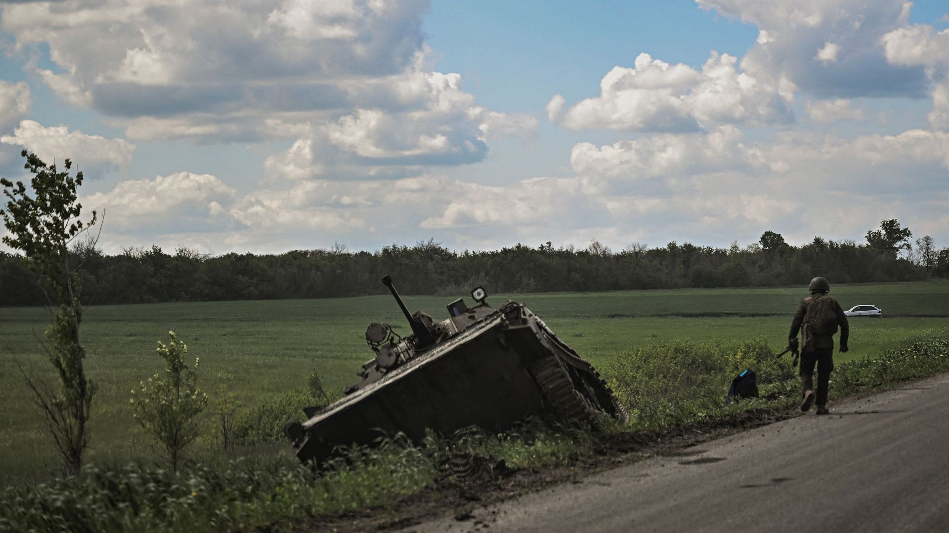 Un char ukrainien endommagé dans l’est du Donbass