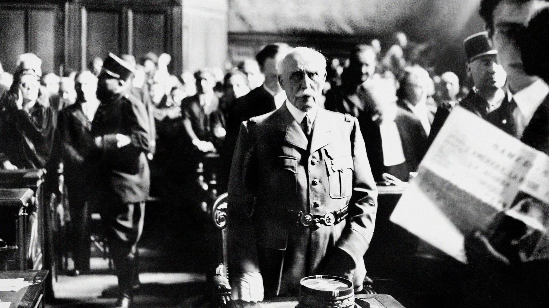 Parmi les archives concernées, certaines concernent le régime de Vichy, dirigé par le Maréchal Philippe Pétain (ici lors son procès à Paris en 1945).