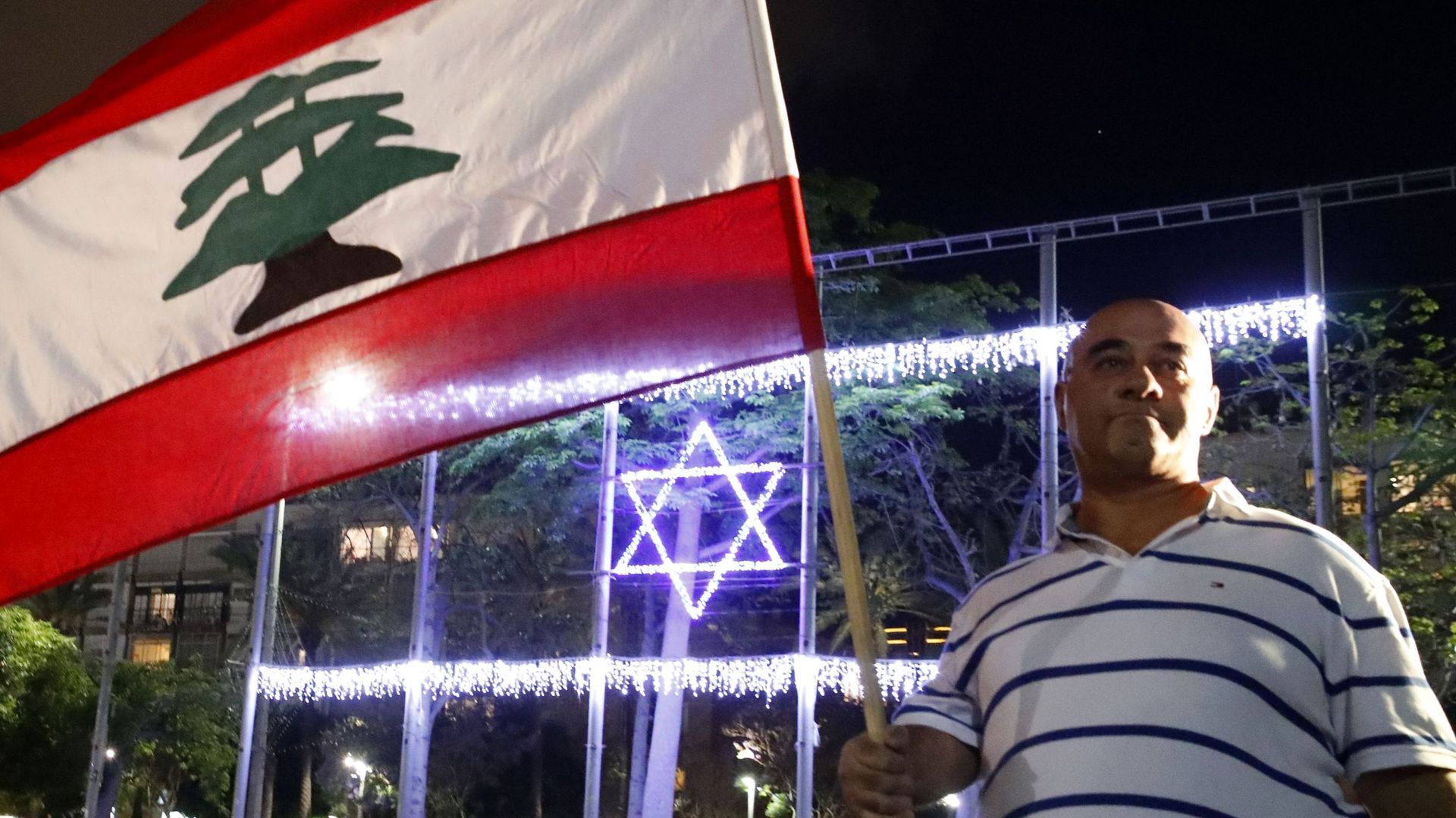 Ancien soldat de la frontière du sud Liban avec le drapeau libanais lors d'une manifestation à Tel Aviv en mai 2020 (illustration)