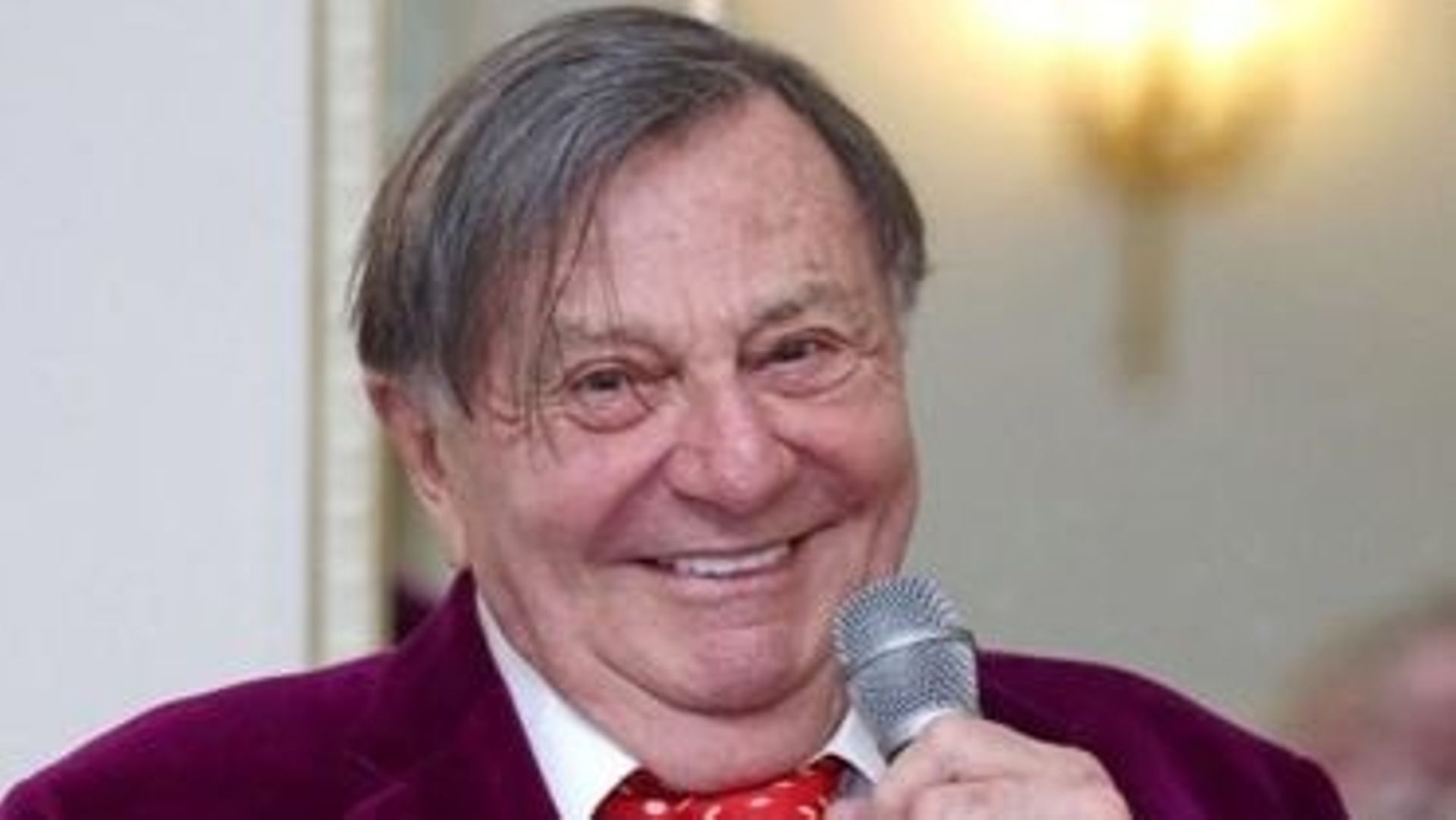 Australian comedian Barry Humphries dies of ‘Dame Edna Everage’