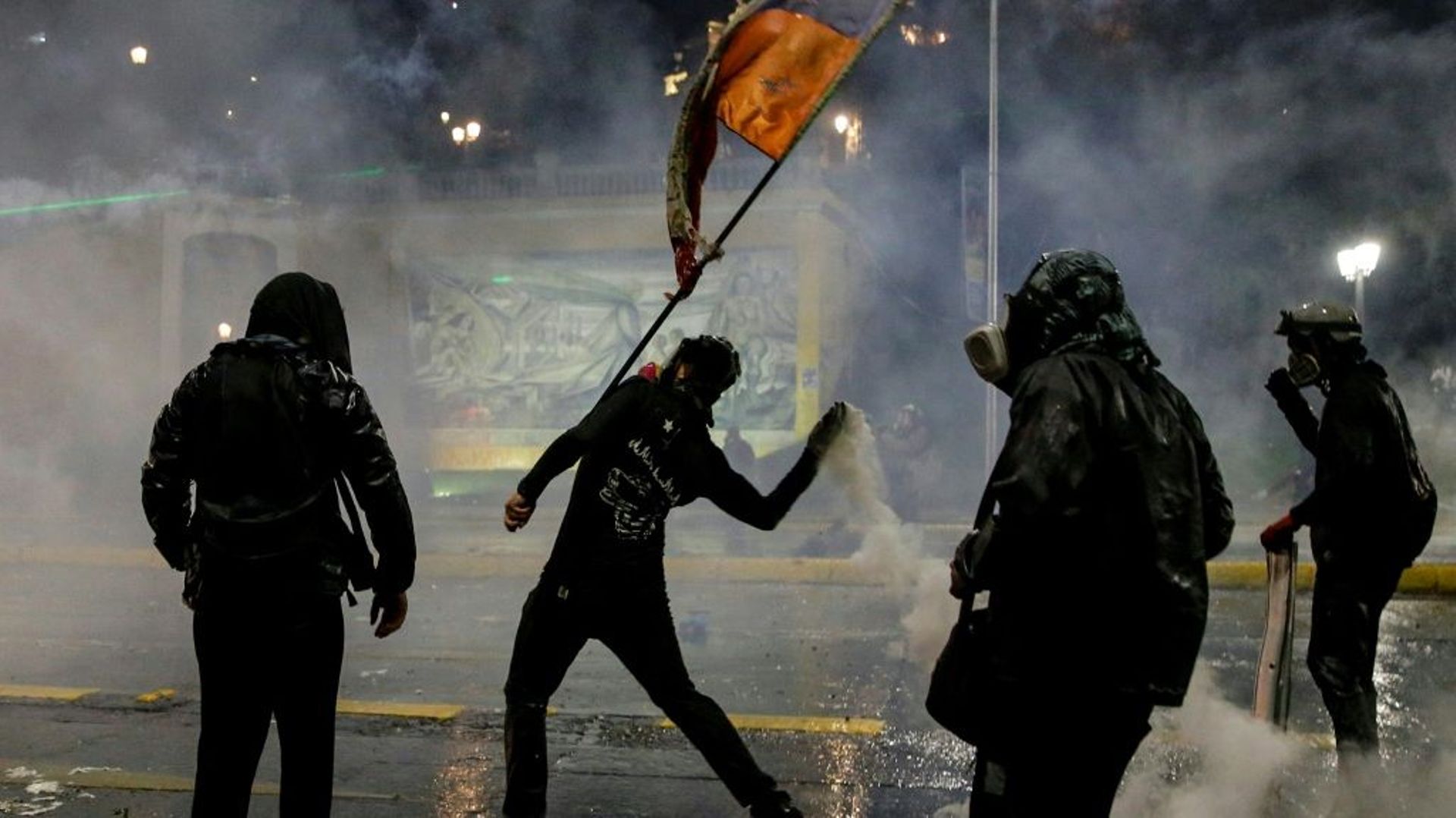 Affrontements entre des manifestants et la police à Santiago, le 18 octobre 2021