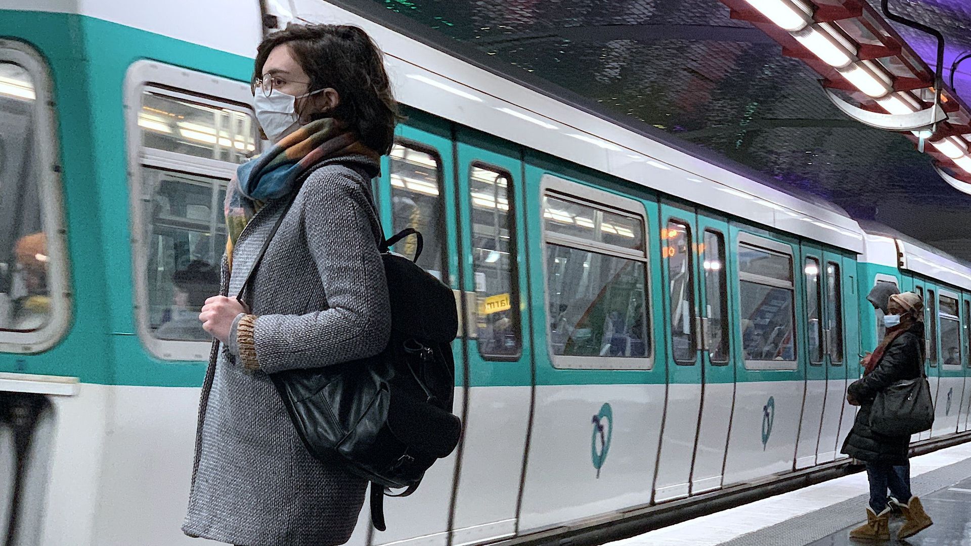 Des caméras de surveillance évaluaient l’obligation de porter le masque dans certaines stations du métro de Paris, jusqu’à la suspension de l’initiative.