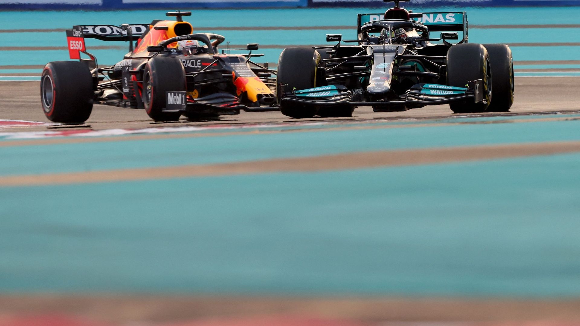 Lewis Hamilton et Max Verstappen à Abu Dhabi.