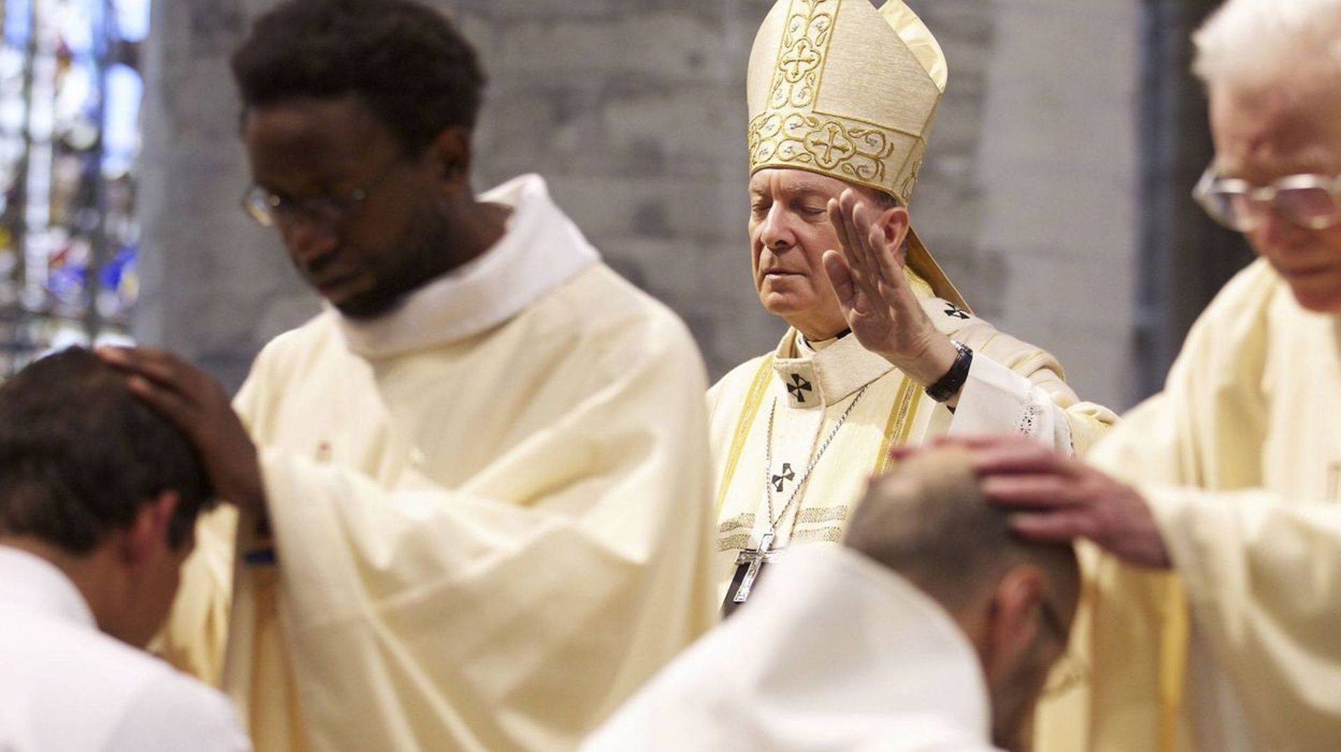Face à la pénurie de prêtres, l'Eglise se réorganise: comment expliquer cette baisse des vocations?