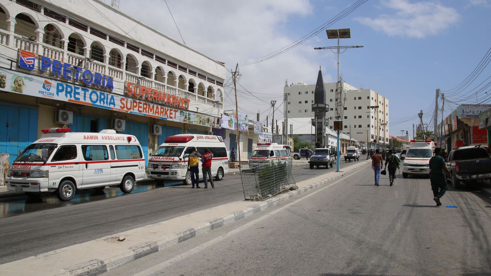 Image d'illustration : Des ambulances sont envoyées sur le site après un attentat à la voiture piégée près du Parlement somalien, dans la capitale du pays, Mogadiscio, le 8 janvier 2020.