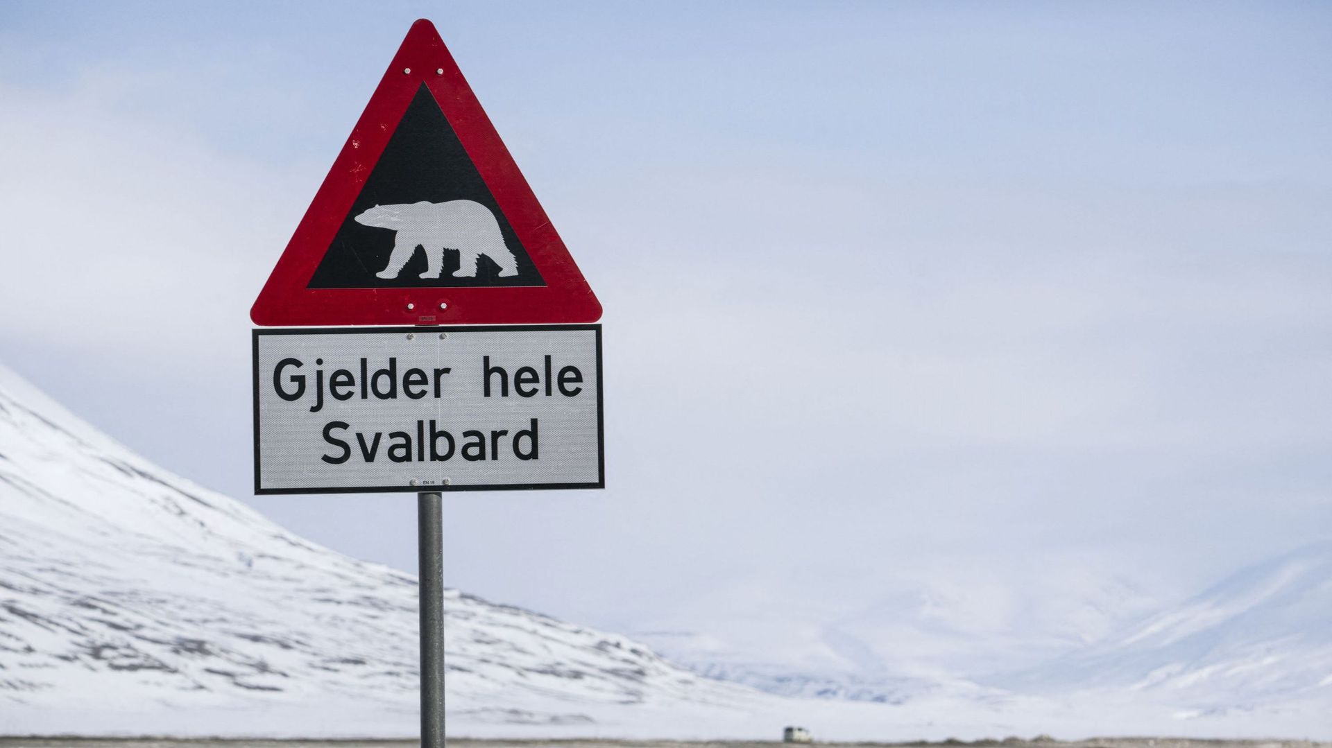 Ce panneau avertit de la présence d'ours dans le Svalbard. 