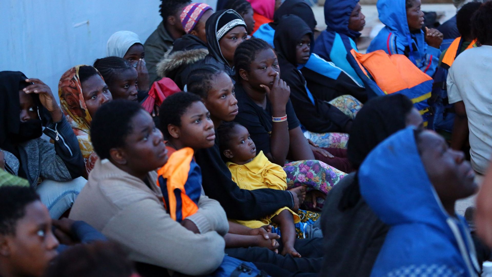 Plus de 900 migrants secourus au large de la Libye - RTBF Actus