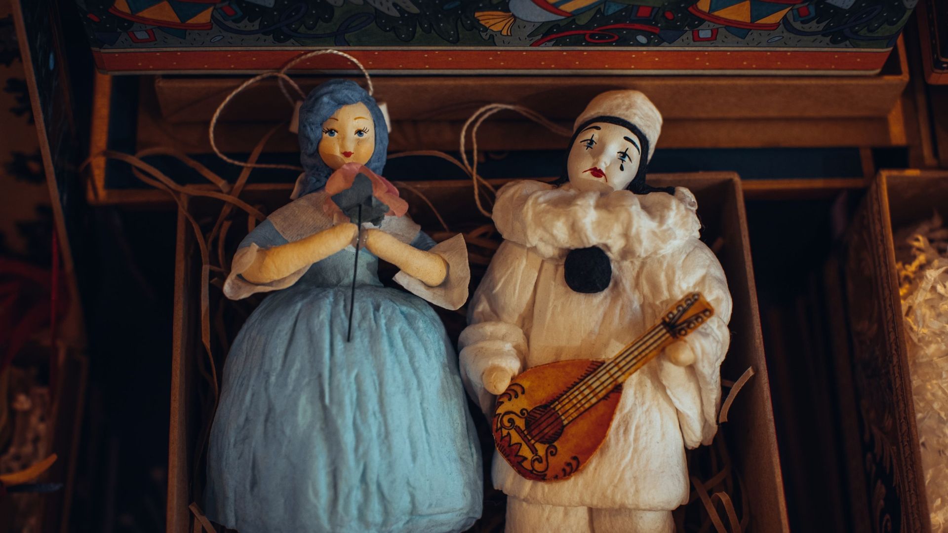 Figurines de Colombine et Pierrot dans un magasin de jouet à Moscou.