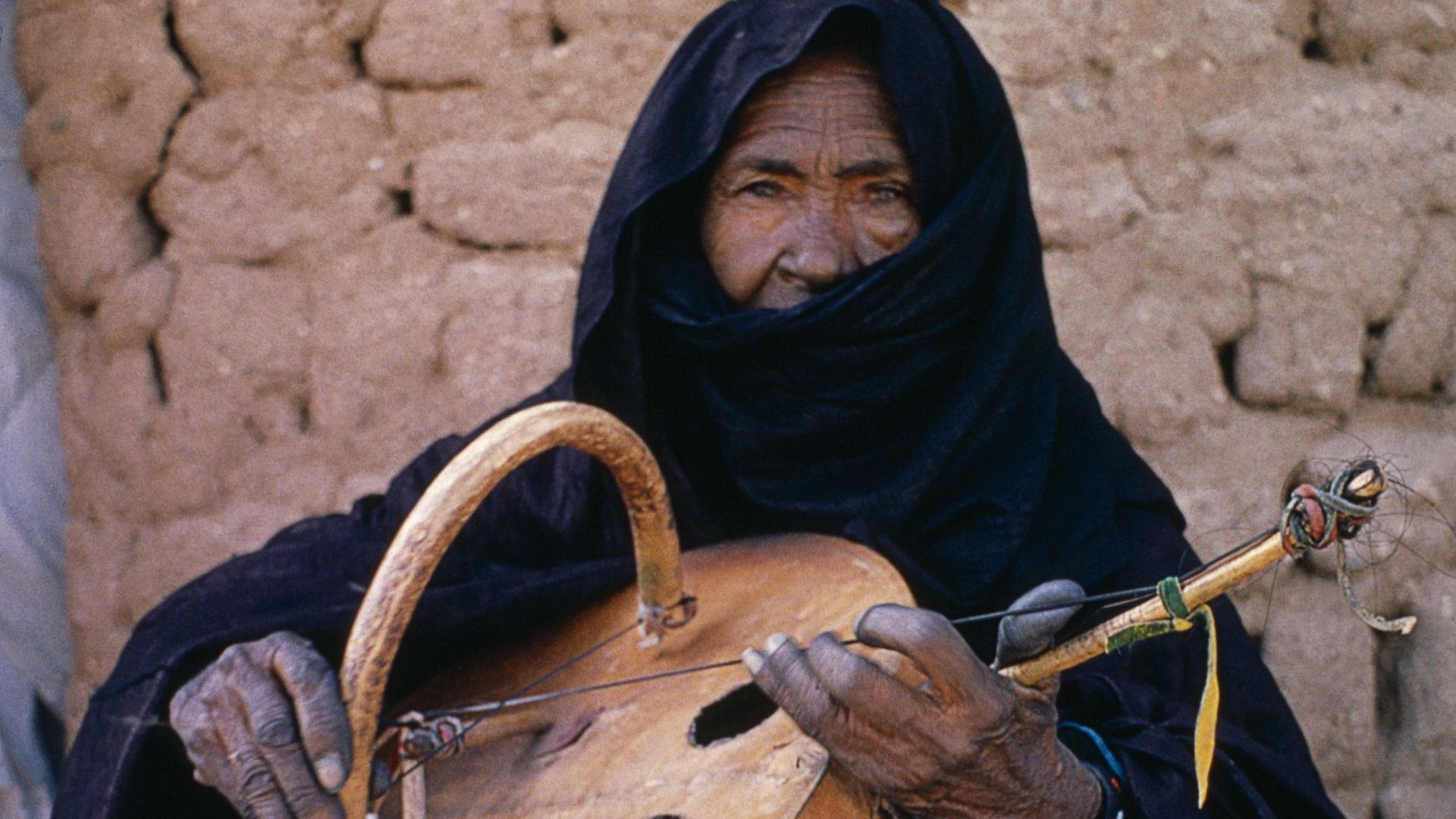 Femme touareg, au Niger, jouant de l’imzad, instrument à cordes traditionnel touareg