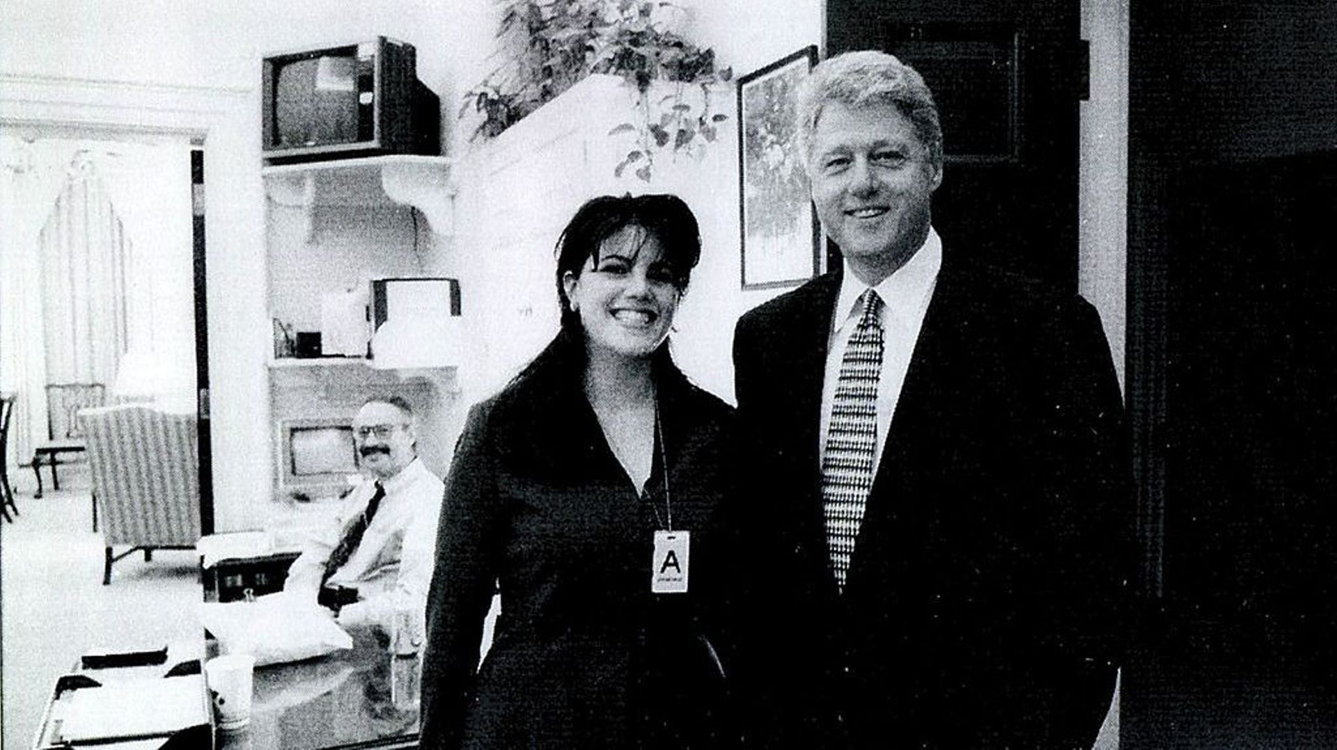 Monica Lewinsky et le Président Clinton, un cliché sorti comme preuve par le Comité judiciaire de la Chambre le 21 septembre 1998 dans le cadre de l'enquête Starr.