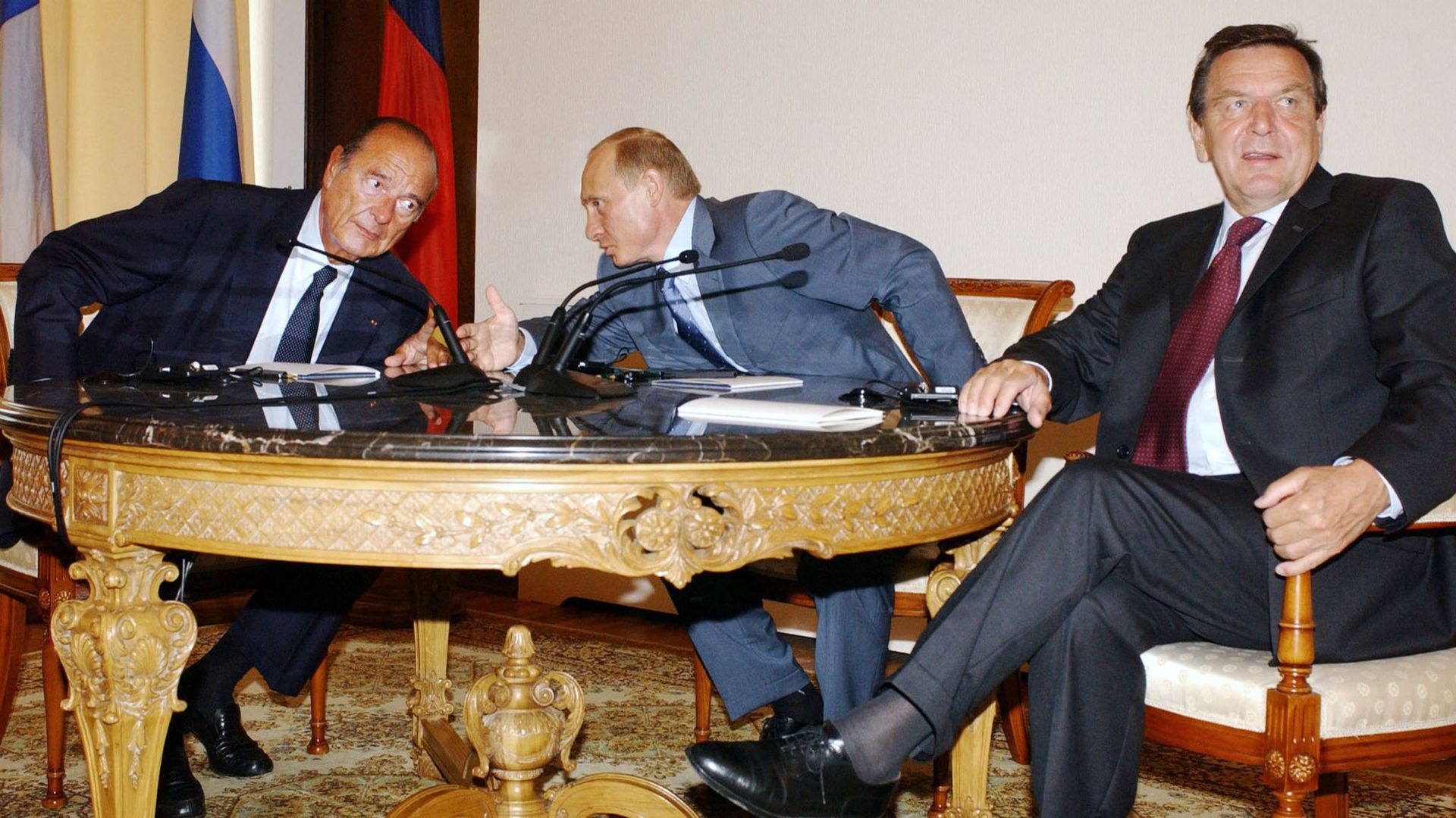 L’ancien président français Jacques Chirac (à gauche), le chancelier allemand Gerhard Schroder (à droite) et le président russe Vladimir Poutine se rencontrent à Sochi le 31 août 2004.