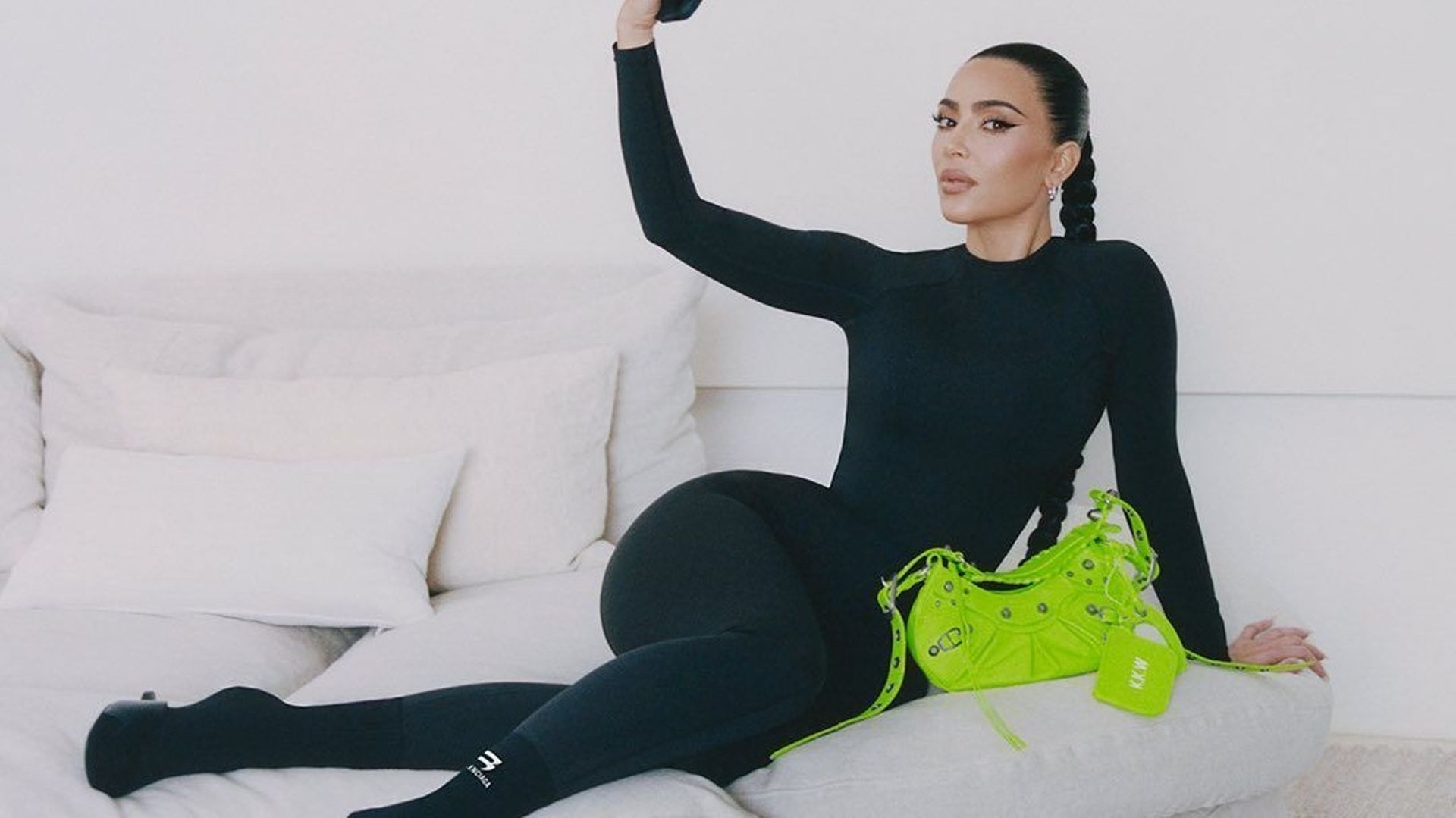 Icône de choc, Kim Kardashian fait exploser les compteurs pour Balenciaga.