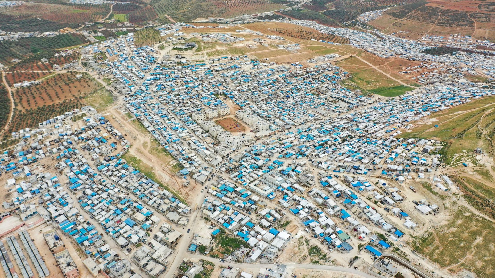 Une image de drone prise le 21 avril 2020 montre une vue générale du camp de personnes déplacées près de Kah, dans le nord de la province d’Idlib, près de la frontière avec la Turquie.