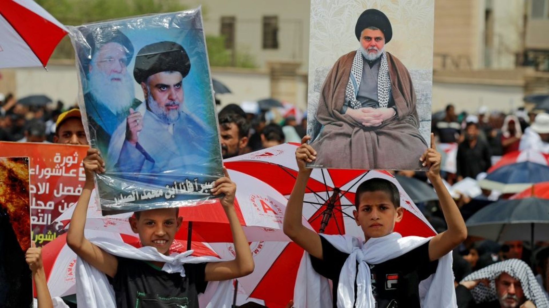 Des portraits du leader chiite Moqtada Sadr lors d'un rassemblement de ses partisans, le 26 août 2022 à Bagdad, en Irak 