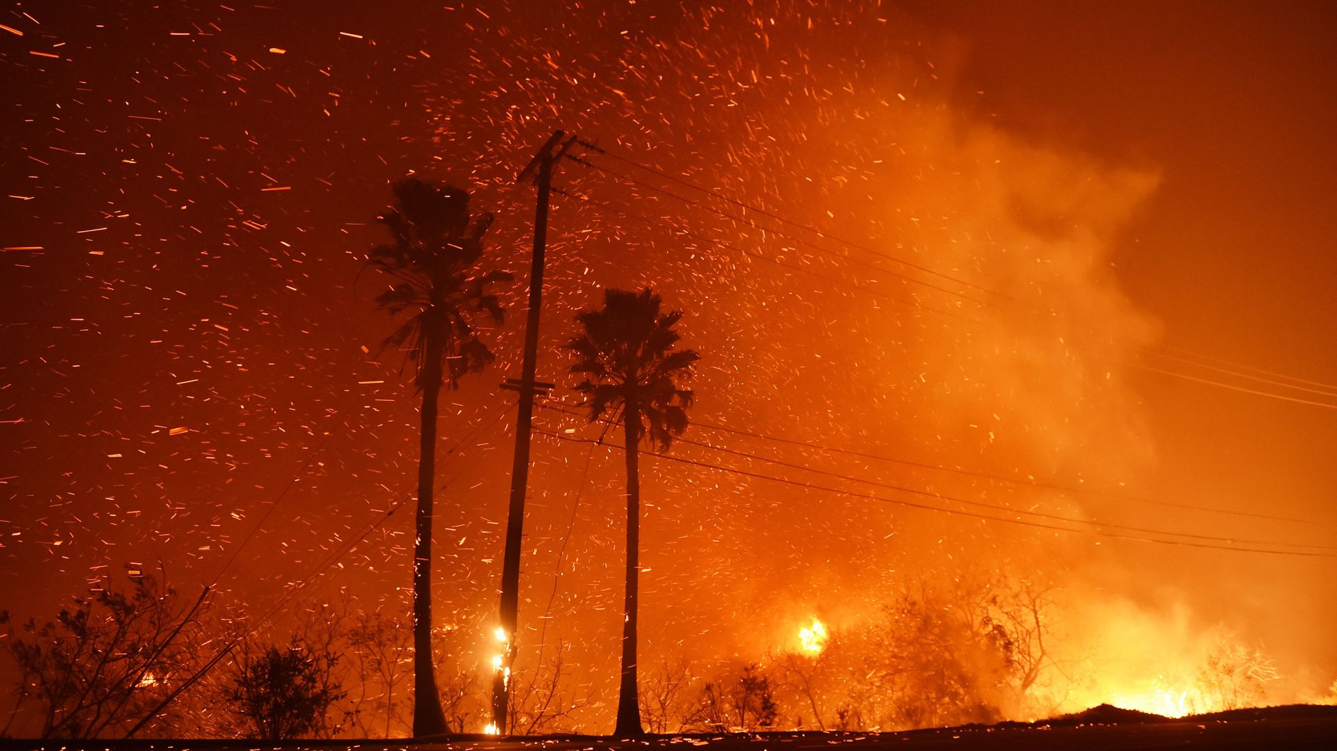 Le documentaire s'ouvre sur les images poignantes de deux incendies qui ont dévasté en 2018 Malibu et Paradise, deux villes californiennes aux réalités socio-économiques opposées, et tué 88 personnes.