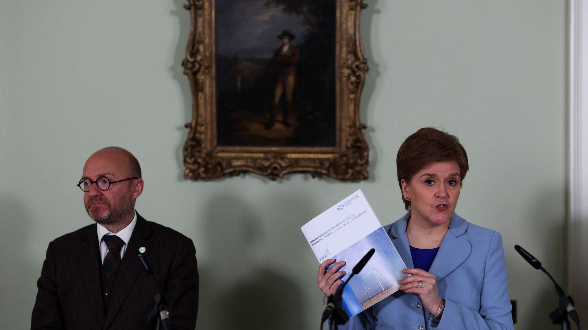 La première ministre écossaise, Nicola Sturgeon, et le co-leader du Parti vert écossais, Patrick Harvie (à gauche), tiennent une conférence de presse sur la proposition d’un second référendum sur l’indépendance de l’Écosse à Bute House, à Édimbourg, en Éc