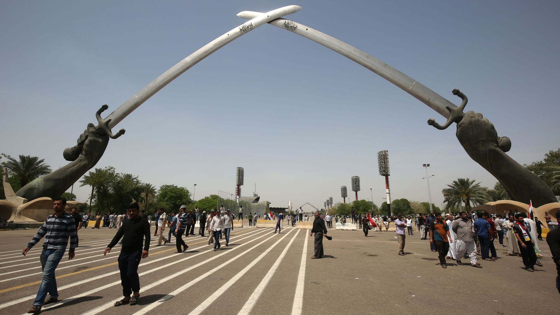 Tous les visiteurs font une halte sous les arches de triomphe constitués de deux imposants sabres croisés, lieu des parades militaires du temps de l'ex-président Saddam Hussein.