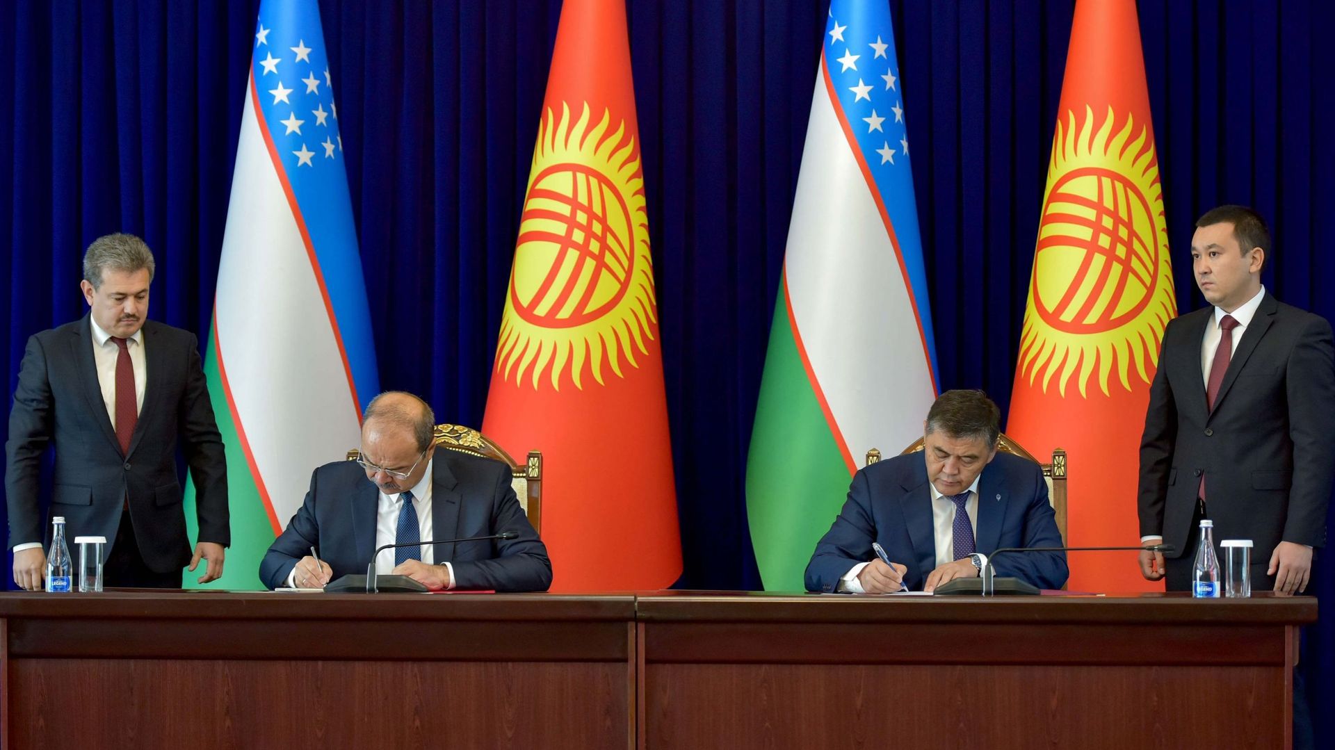Les deux pays avaient déjà signé un protocole d’accord en septembre 2022 (photo)
Le vice-président du Cabinet des ministres, chef du Comité d’État pour la sécurité nationale du Kirghizistan Kamchybek Tashiev (2e R) et le Premier ministre de l’Ouzbékistan 