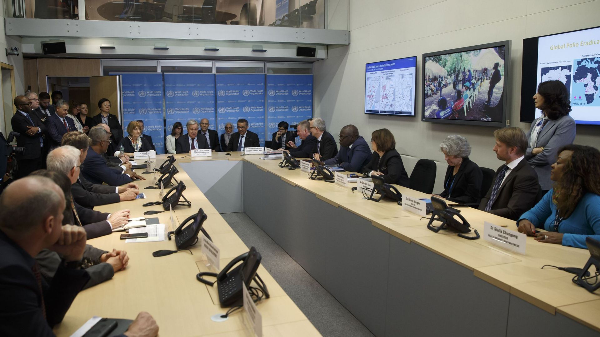 Le secrétaire général des Nations unies, Antonio Guterres (au centre gauche), assis à côté de Tedros Adhanom Ghebreyesus (au centre droit), directeur général de l'OMS, fait le point sur la situation concernant le COVID-19 au siège de l'OMS à Genève, le 24