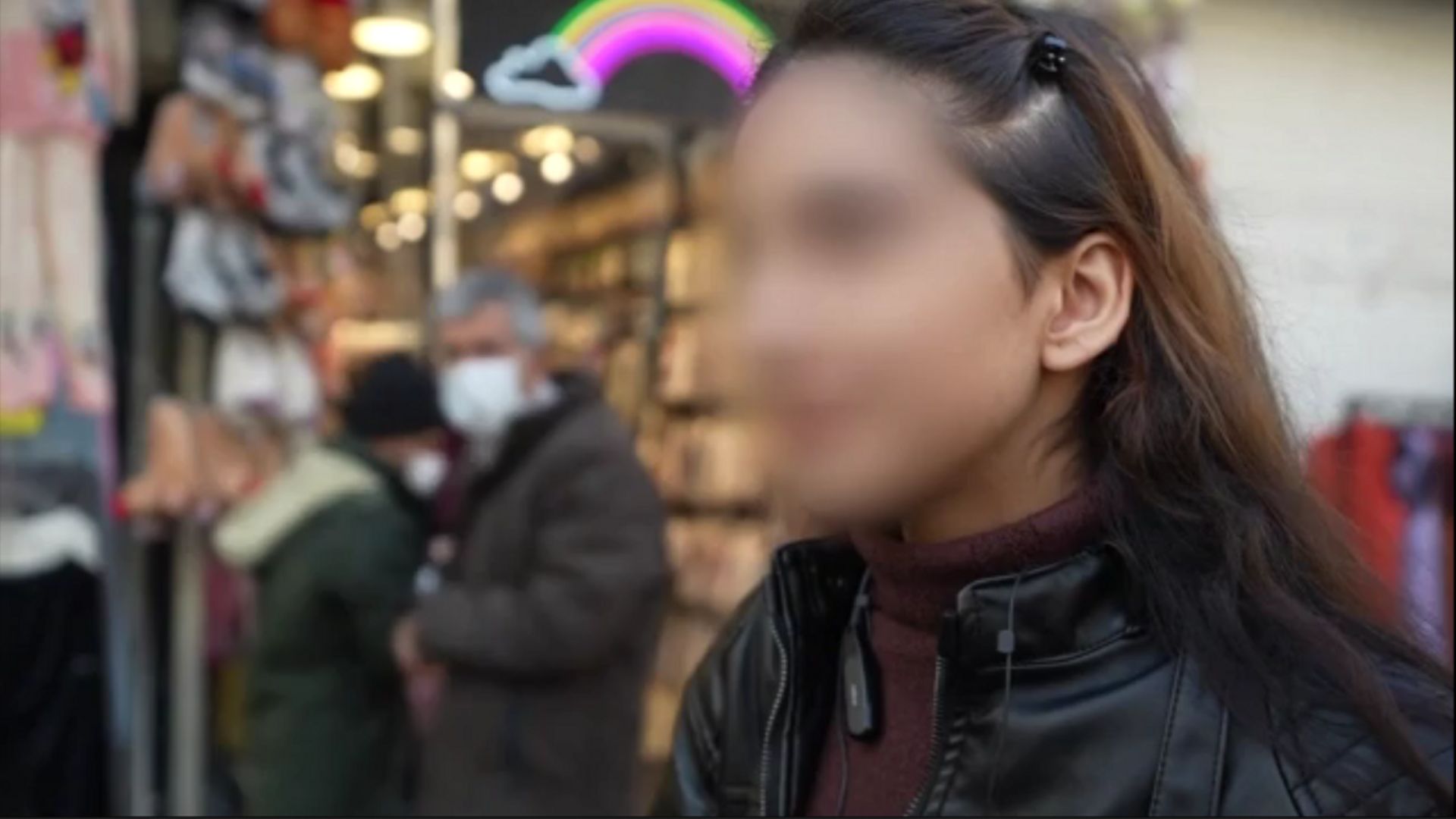 Une femme iranienne témoigne au micro d'une journaliste norvégienne dans les rues de Téhéran.