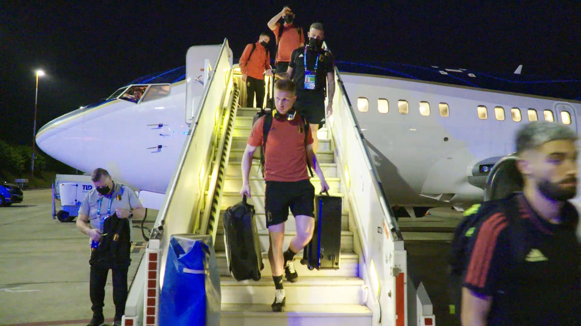 Kevin De Bruyne a la sortie de l’avion après le match Belgique-Portugal.