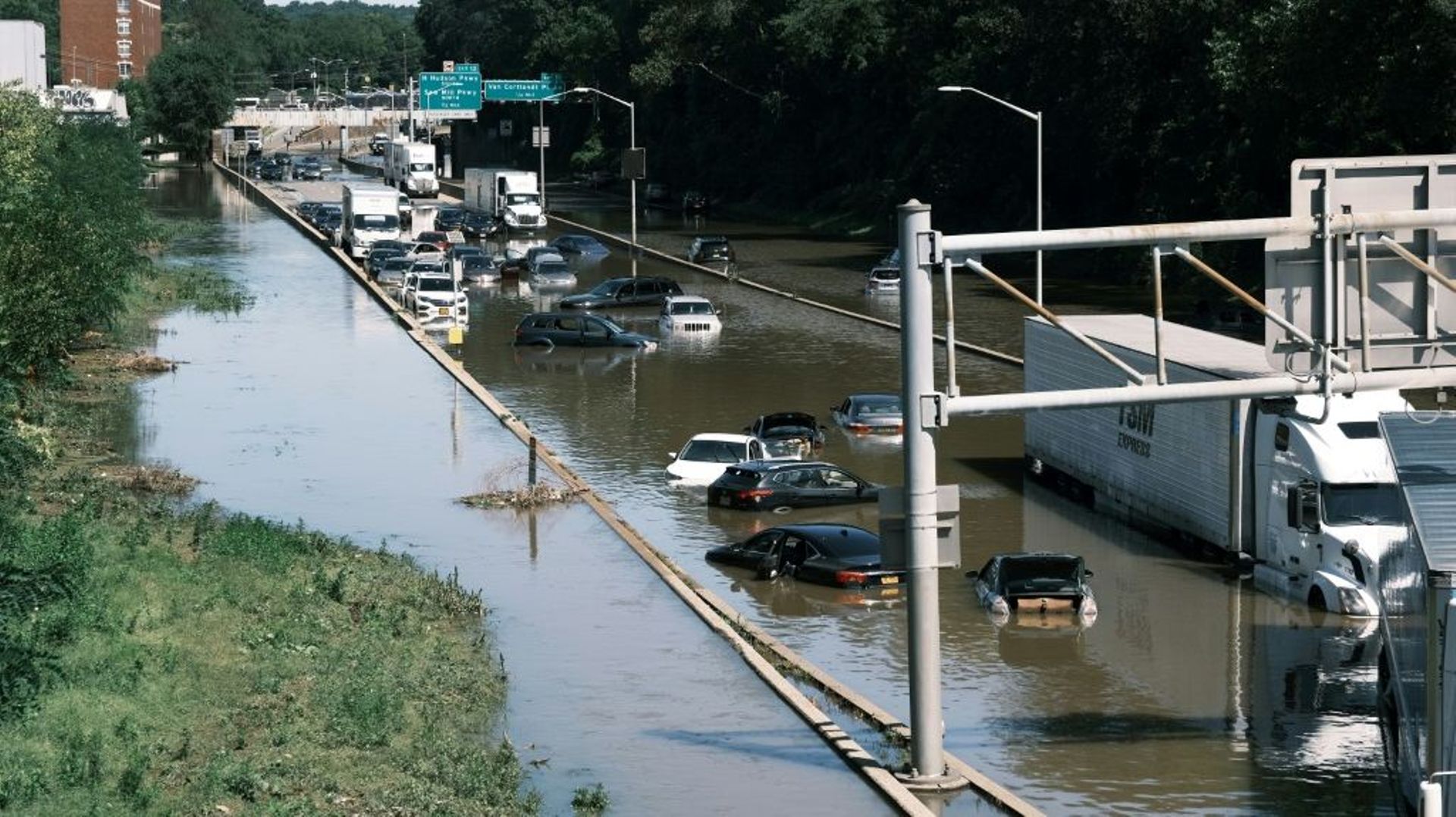 Une route innondée après le passage de la tempête Ida à New York le 2 septembre 2021