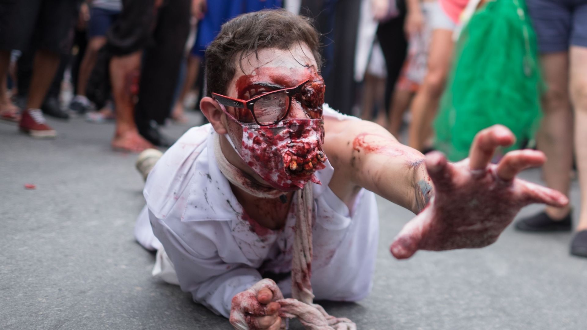 Un participant à la "Zombie Walk" de Copacabana