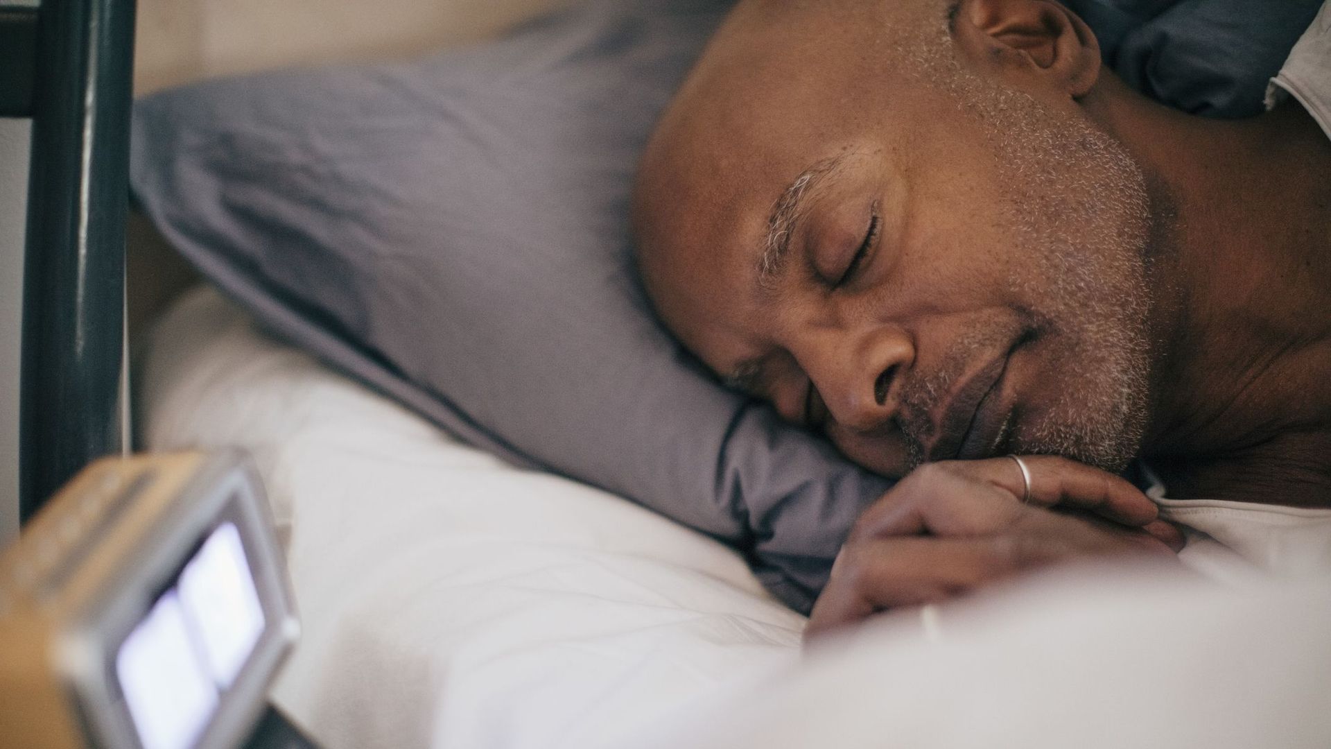 Dormir trop peu est associé à un risque accru de démence.