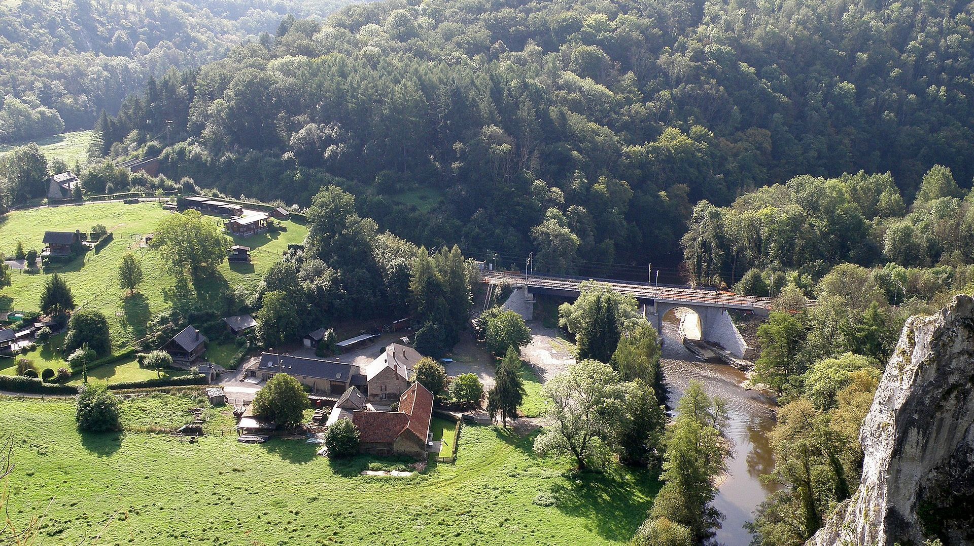 Le hameau de Chaleux, avec à droite le rocher dit Aiguilles de Chaleux et la Lesse en contrebas.