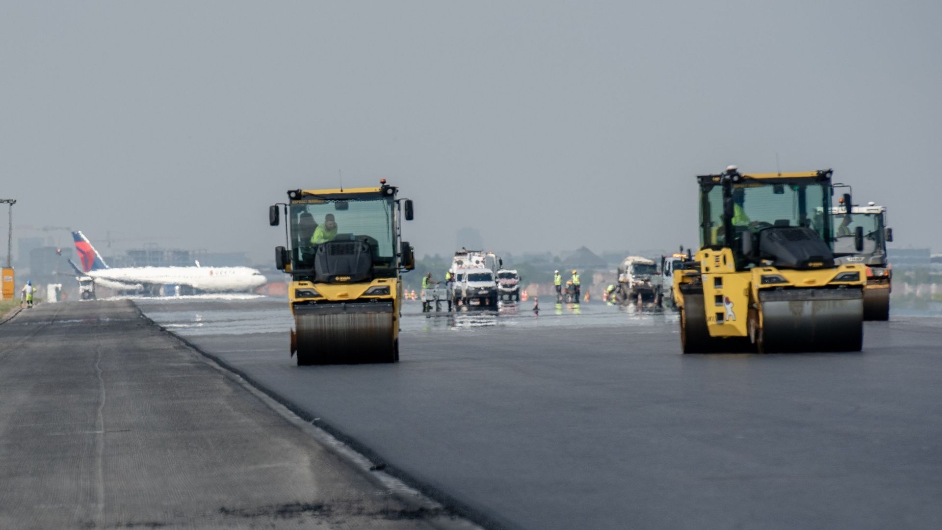 Aéroport de Bruxelles-Zaventem : les travaux titanesques de rénovation d’une piste sont presque terminés