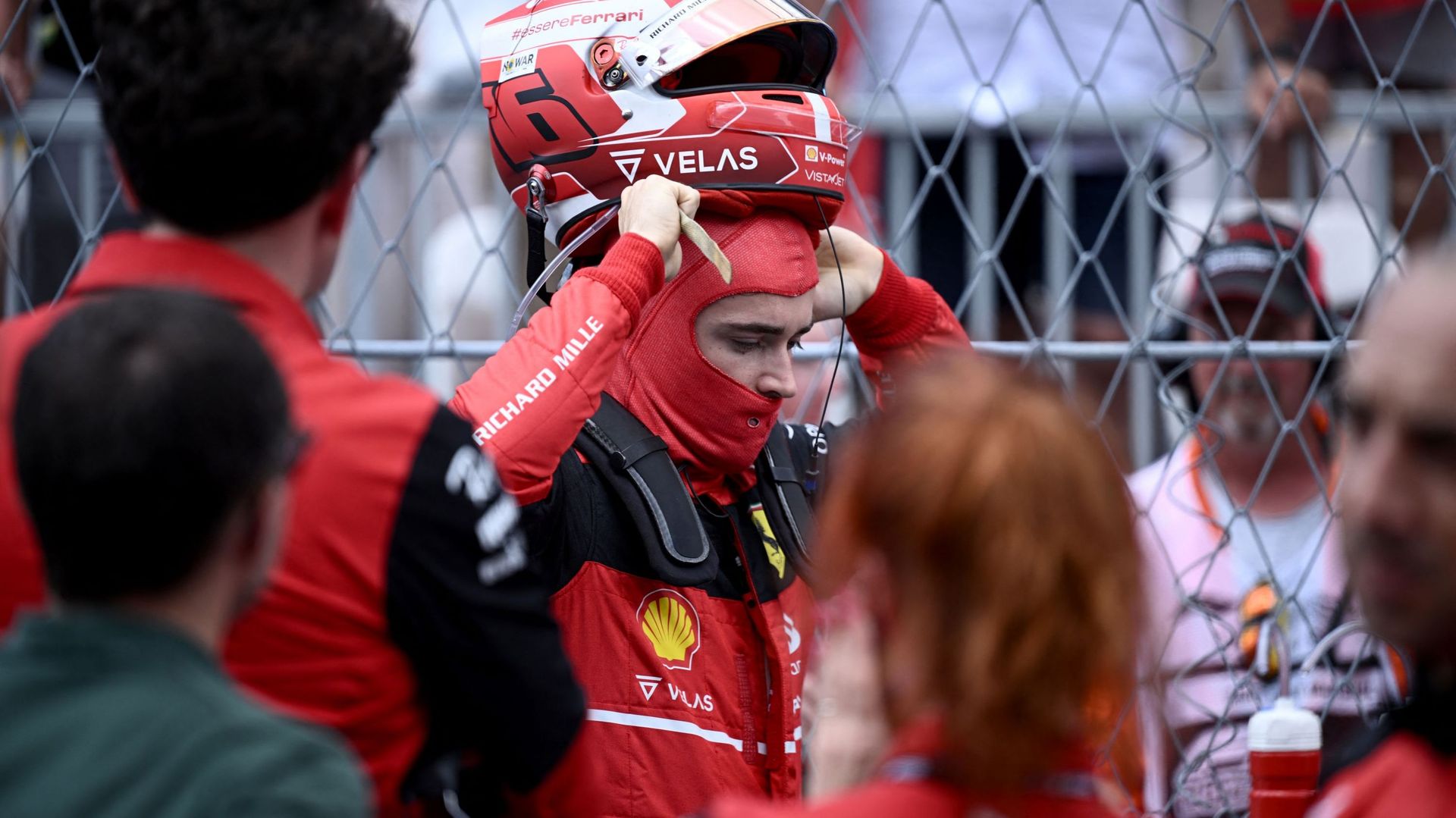 Alors qu’il roulait pour une démonstration au volant de la mythique Ferrari de Niki Lauda en marge du Grand Prix historique de Monaco ce dimanche, Charles Leclerc est parti à la faute.