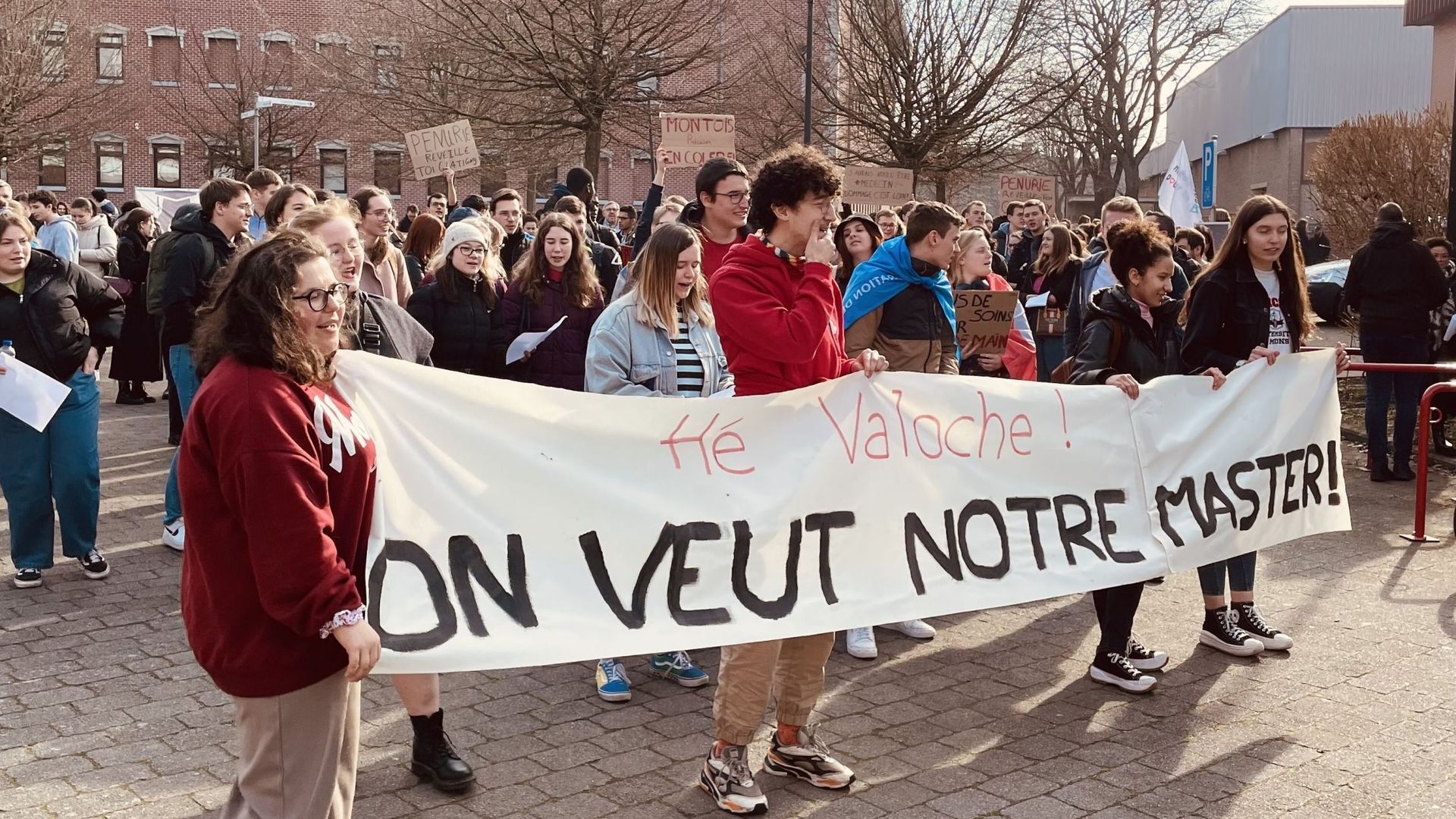 Des étudiants de l'Umons en colère. Ils demandent à Valérie Glatigny d'ouvrir un master en médecine dans leur université. 