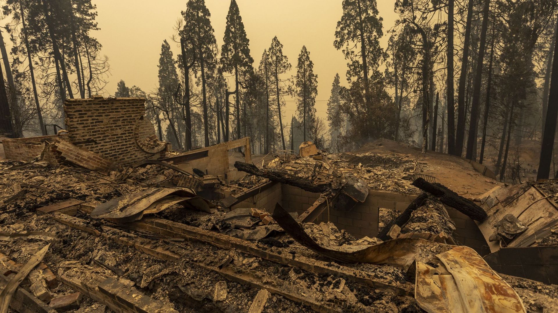Une communauté de maisons forestières est en ruine le long du chemin Auberry dans la région de Meadow Lakes après l'incendie le 8 septembre 2020. La Californie est en proie à de violents incendies suite à une vague de chaleur.