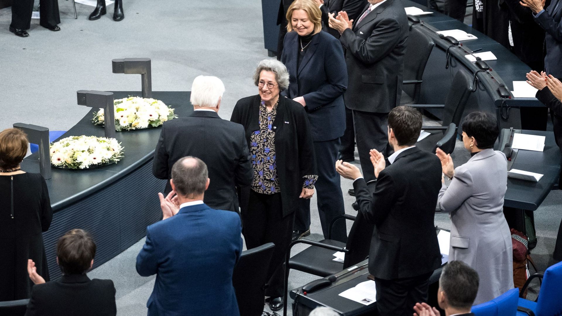 Rozette Kats (C), survivante de l’Holocauste, est applaudie par le président allemand Frank-Walter Steinmeier et d’autres invités lors de la cérémonie annuelle à la mémoire des victimes et des survivants de l’Holocauste dans la salle plénière du Bundestag