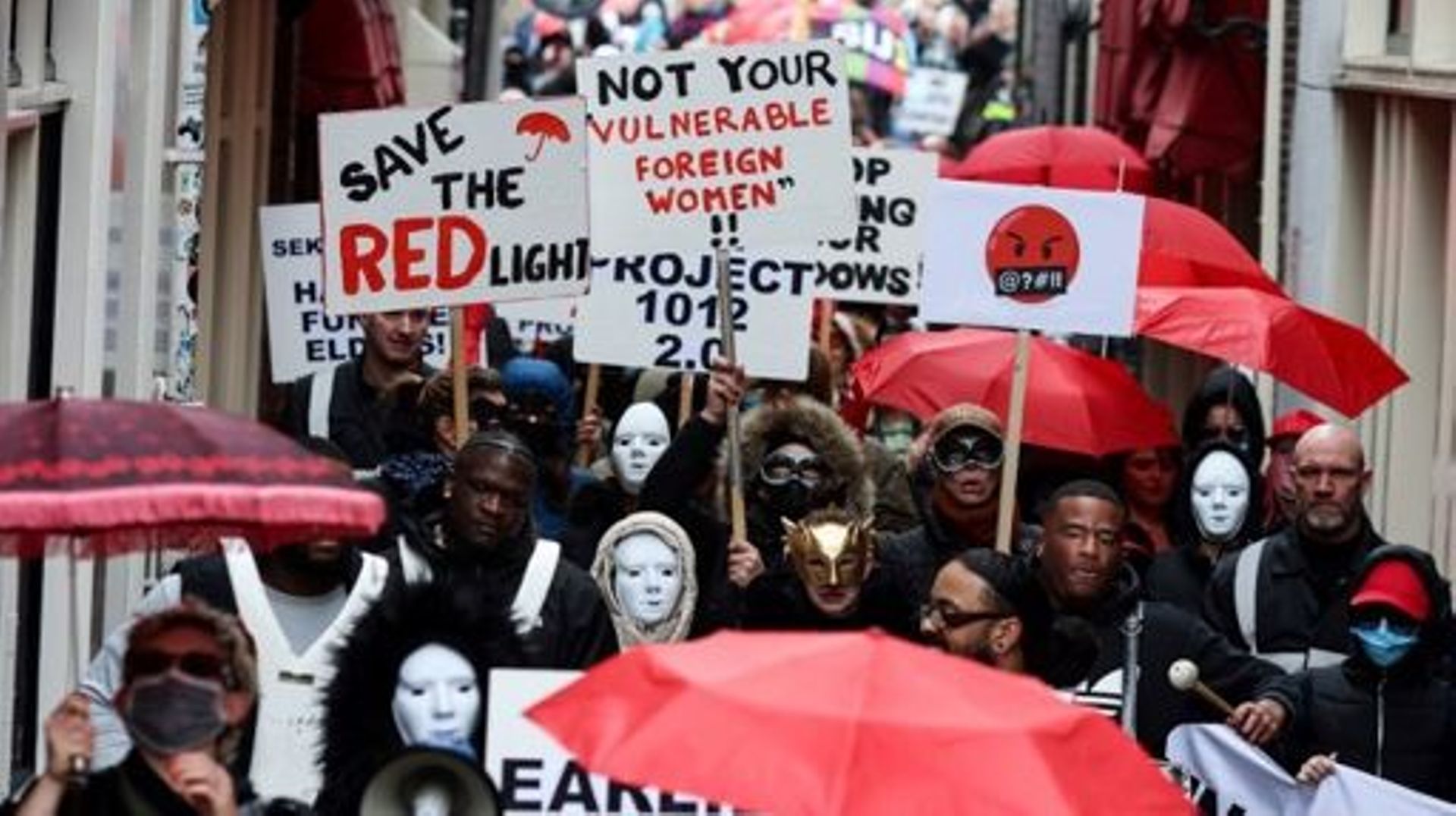 Des travailleuses du sexe et des sympathisants participent à une manifestation pour protester contre le projet de fermeture du quartier rouge historique de la ville, qui sera transféré dans un nouveau centre érotique, à Amsterdam le 30 mars 2023. Amsterda